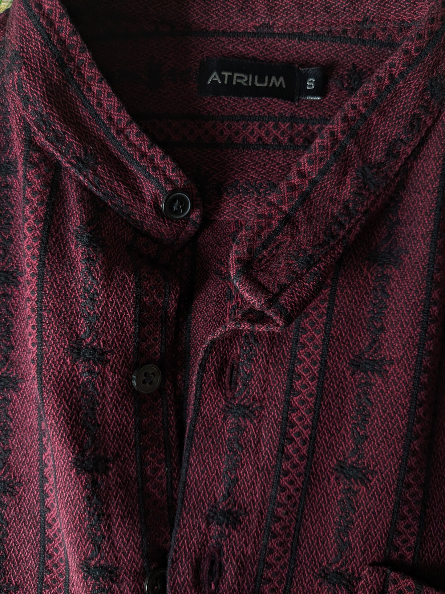 Camicia atrio vintage con bottoni e mao / agricoltori / collare verticale. Bordeaux di colore nero. Dimensione S / M.