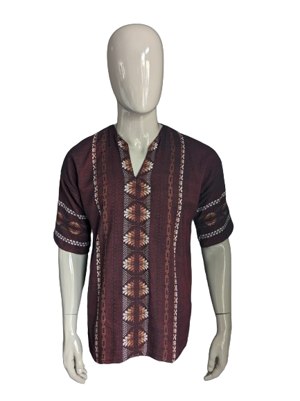 Vintage shirt with V-neck. Red black mixed, with brown white motif. Size L.