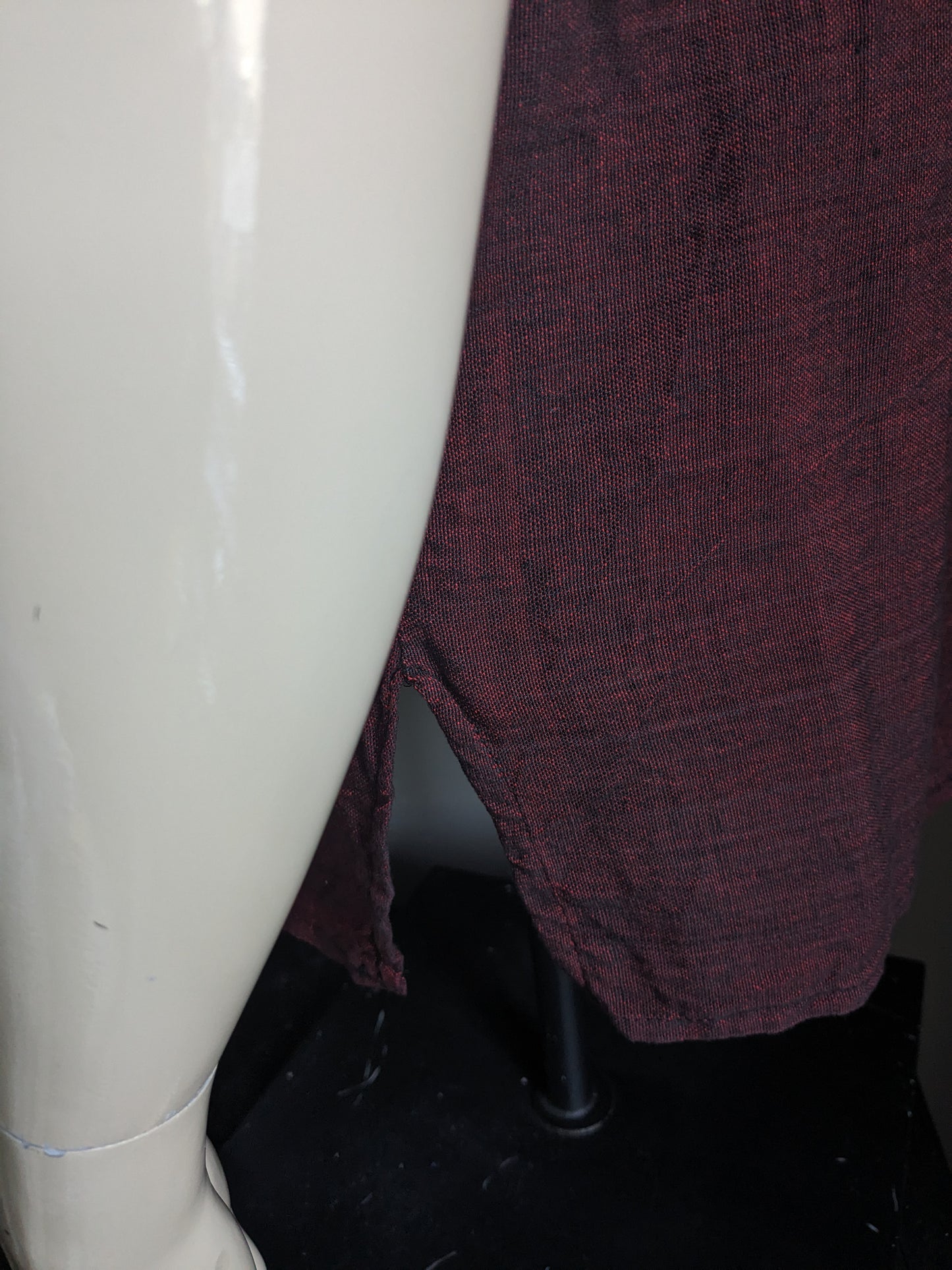 Camisa vintage con cuello en V. Rojo negro mezclado, con motivo blanco marrón. Talla L.
