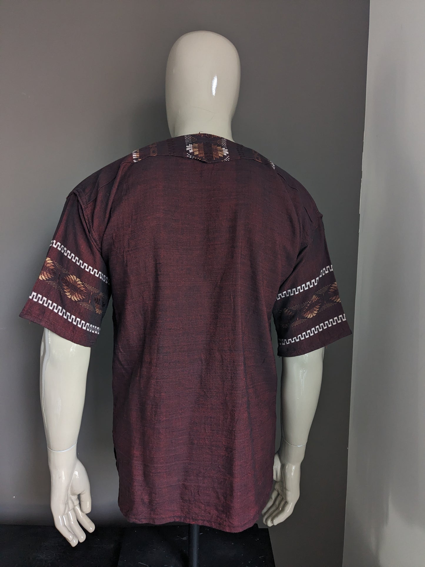 Camisa vintage con cuello en V. Rojo negro mezclado, con motivo blanco marrón. Talla L.