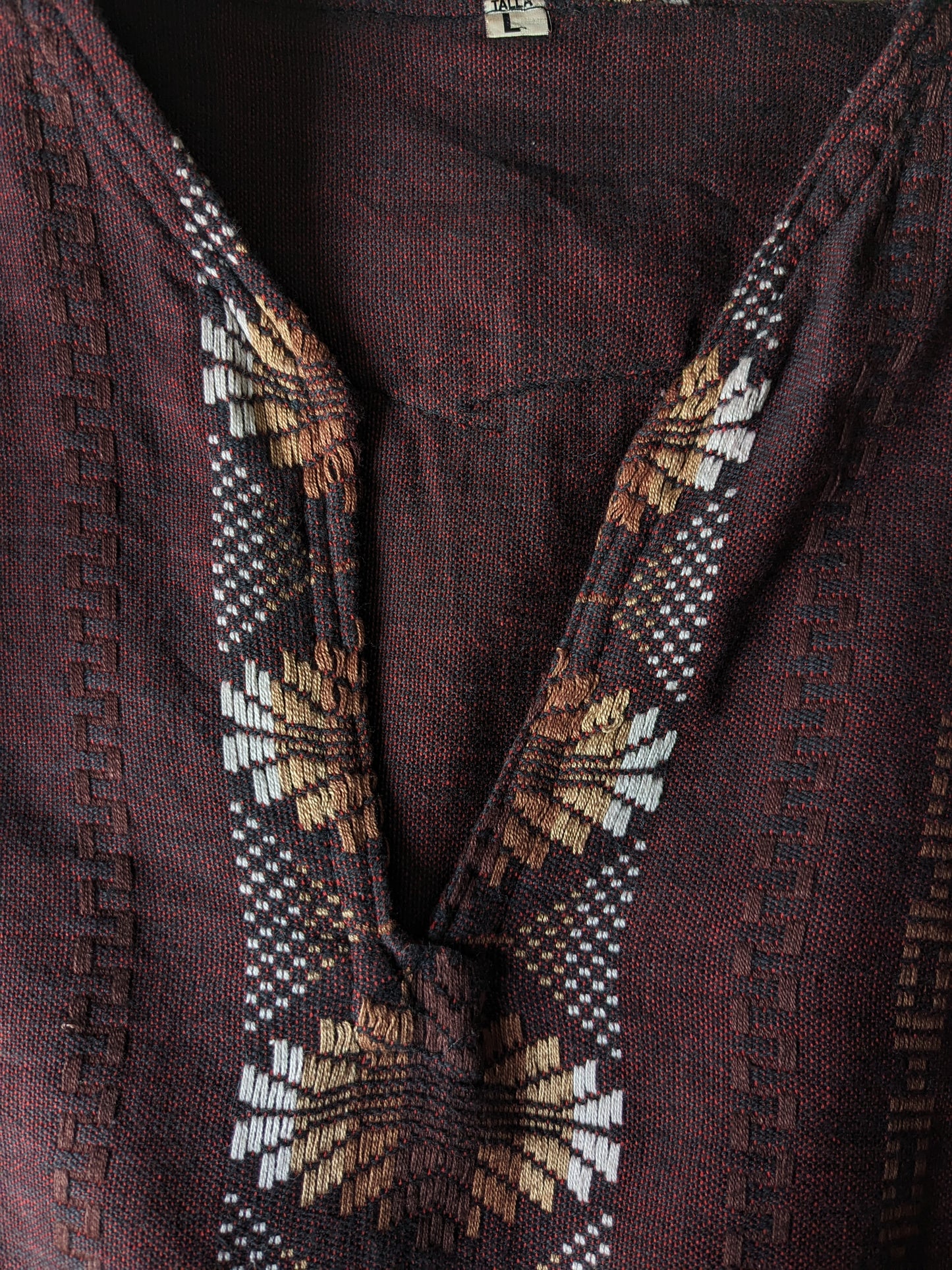 Vintage shirt met V-Hals. Rood Zwart gemêleerd, met Bruin Wit motief. Maat L.