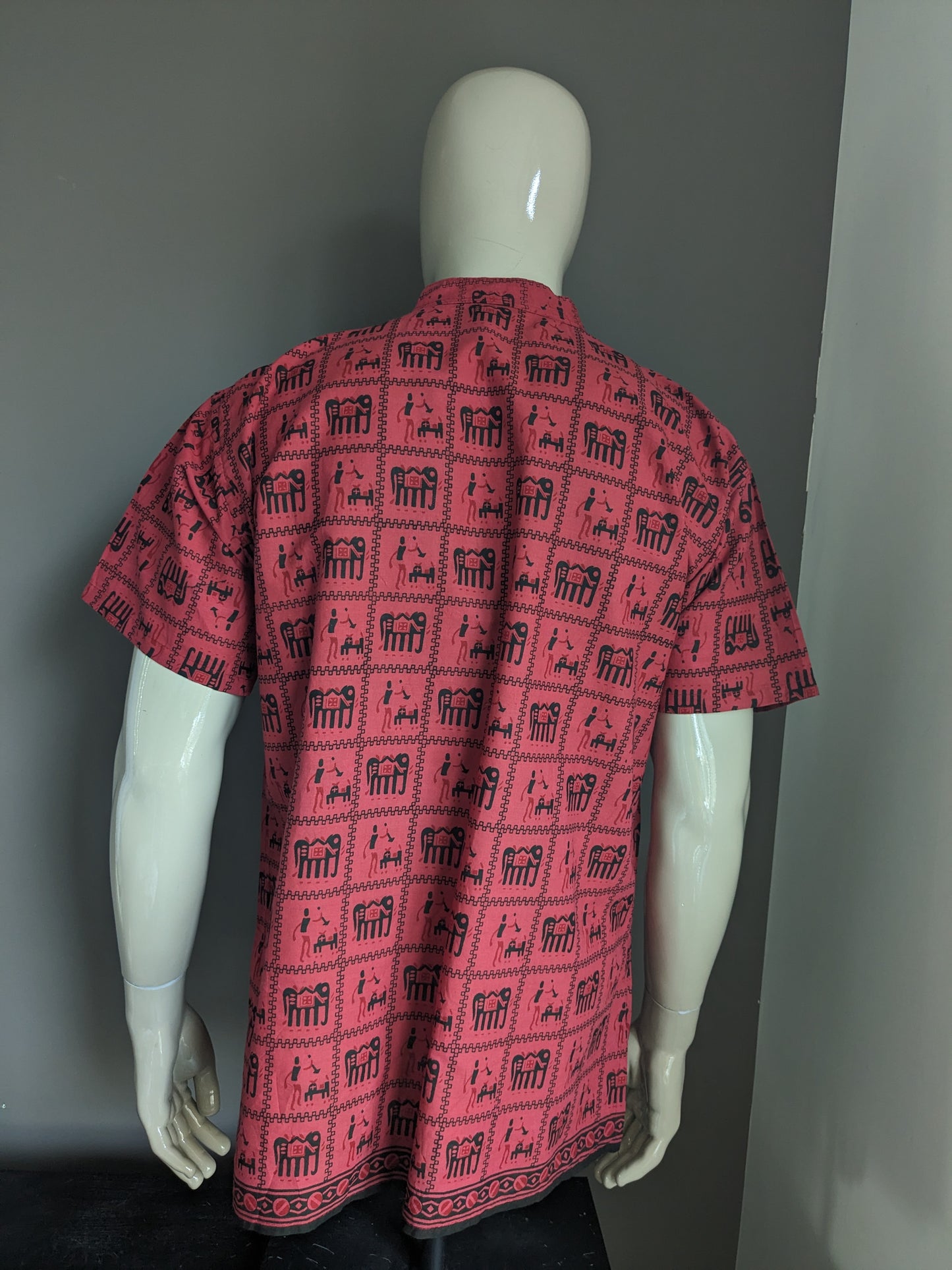 Vintage Shirt met V-Hals en mao / boeren- / opstaande kraag. Rood Zwarte print. Maat XL.