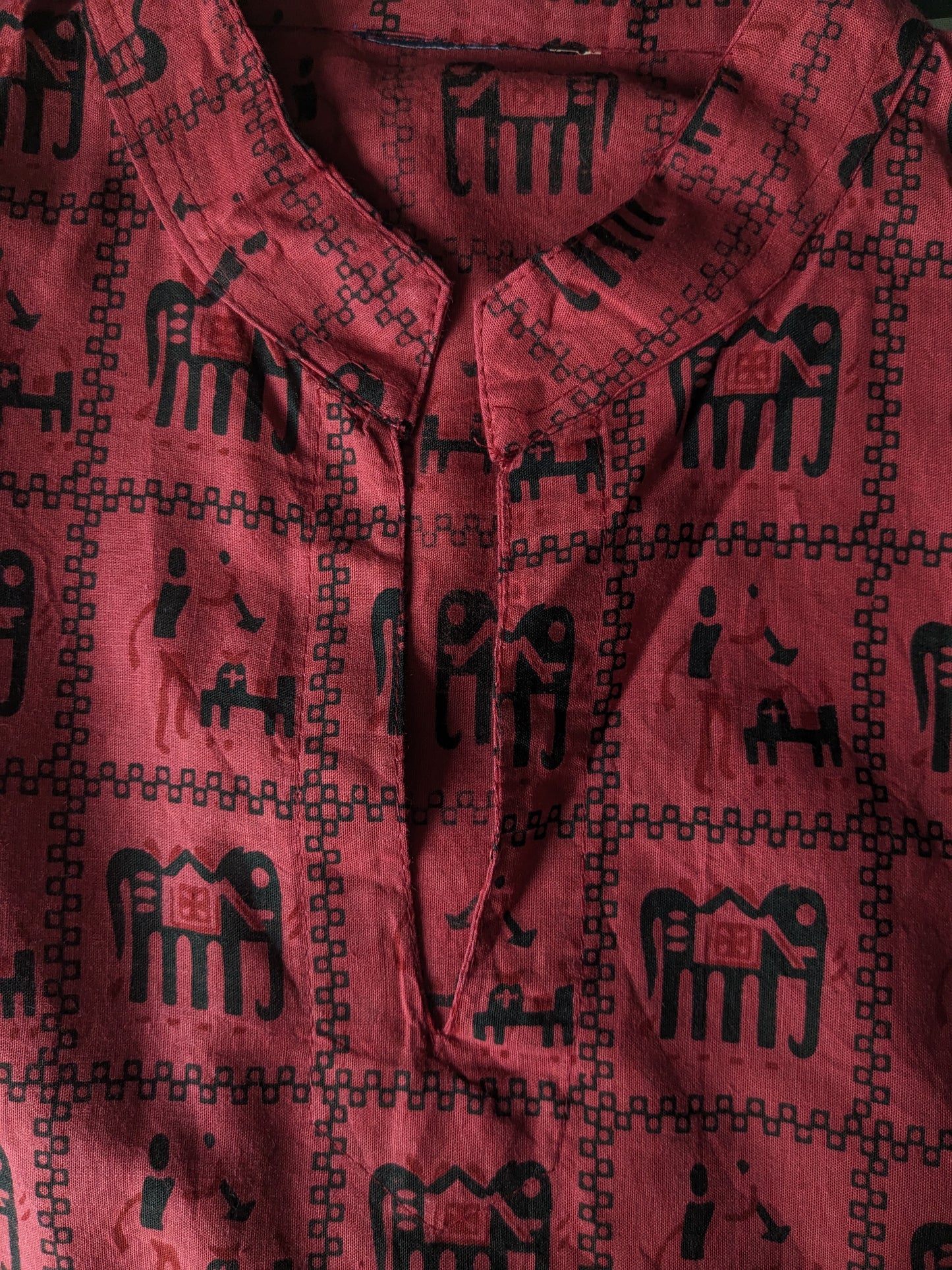 Camicia vintage con scollo a V e MAO / agricoltore / collare in piedi. Stampa nera rossa. Taglia XL.