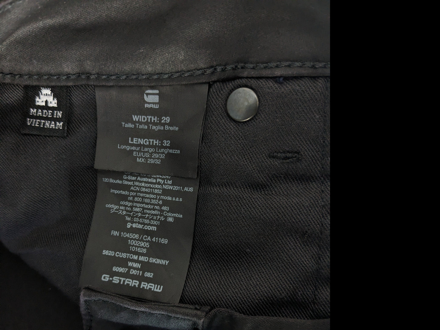 G-Star Jeans crudos. Revestimiento negro. Tipo 5620 Custom. Tamaño W29 - L32. Estirar.