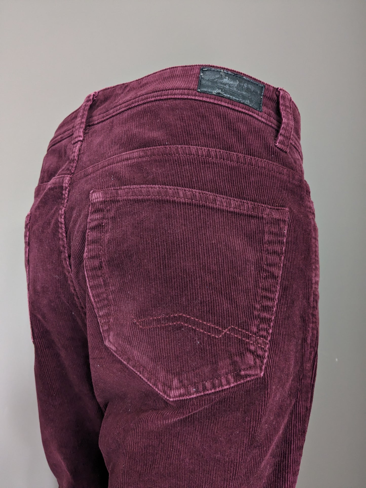 Pantalones de costilla de Canda. Burdeos de color. Tamaño W36 - L32. Estirar.
