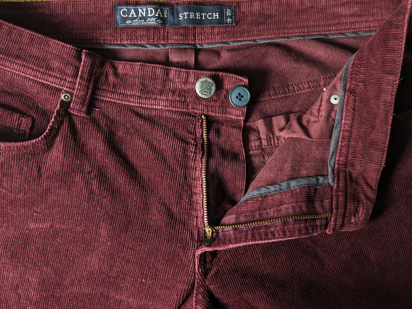 Pantalones de costilla de Canda. Burdeos de color. Tamaño W36 - L32. Estirar.