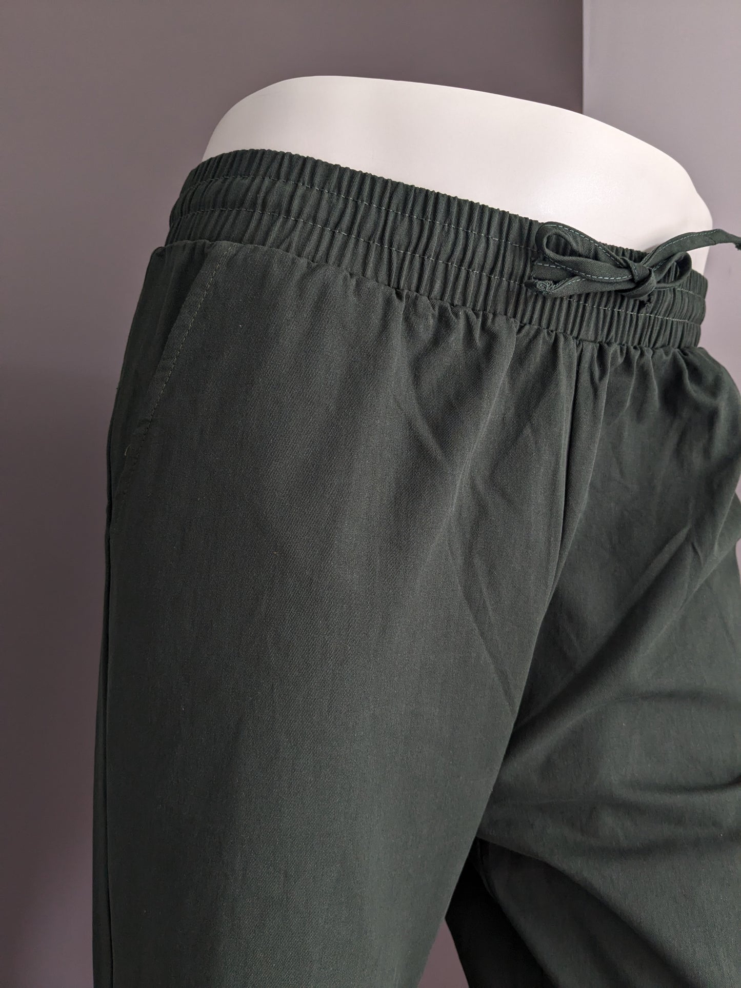 Pantaloni casuali senza marca con banda elastica. Verde colorato. Misurare