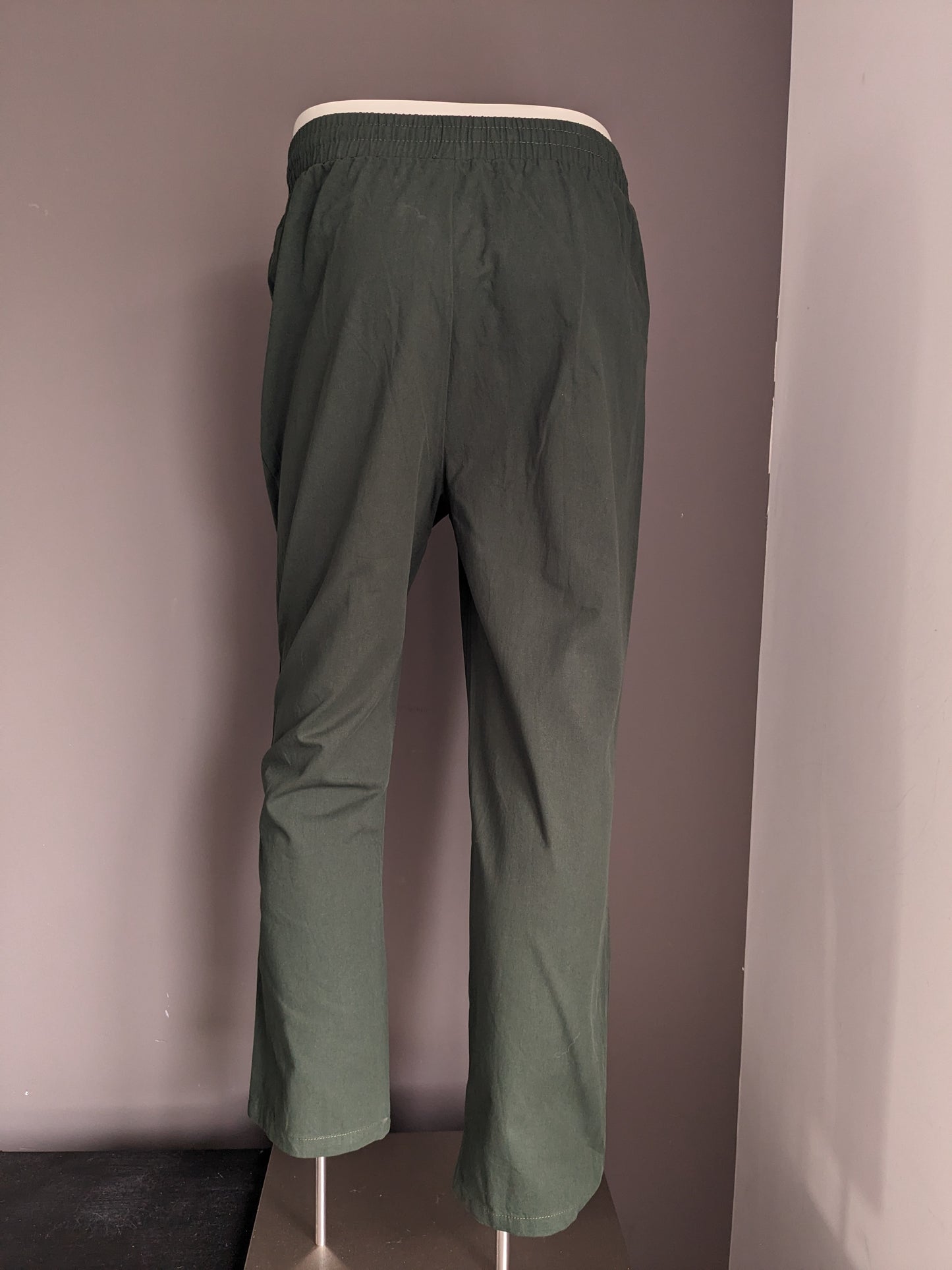 Pantalones casuales sin marca con banda elástica. Verde color. Tamaño