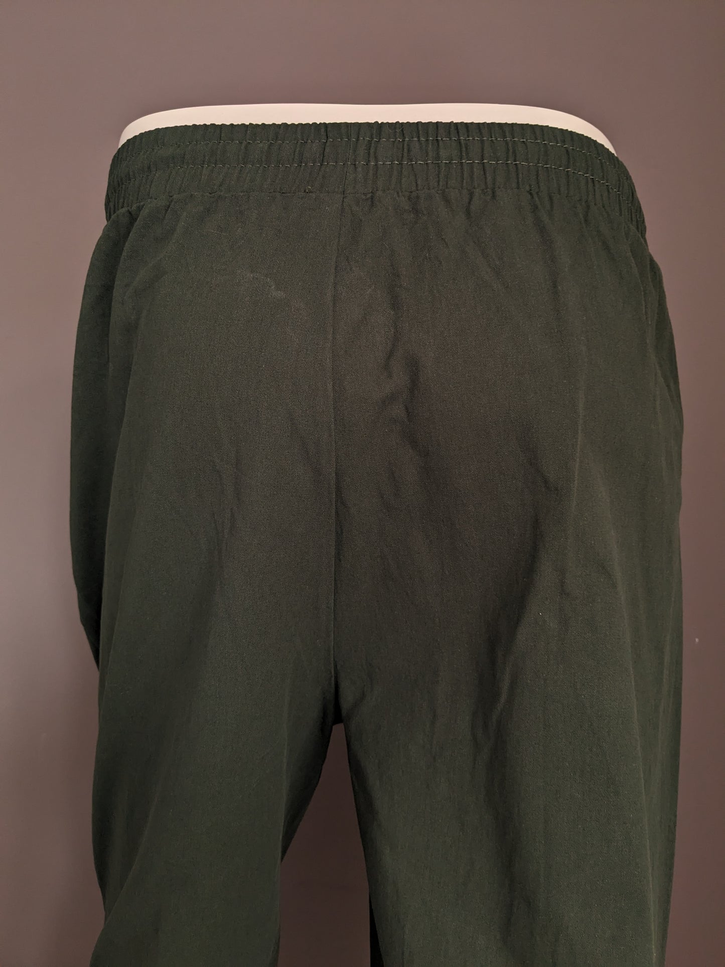 Pantalones casuales sin marca con banda elástica. Verde color. Tamaño