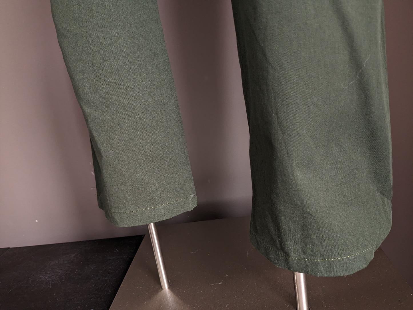 Merkloos Casual broek met elastische band. Groen gekleurd. Maat M