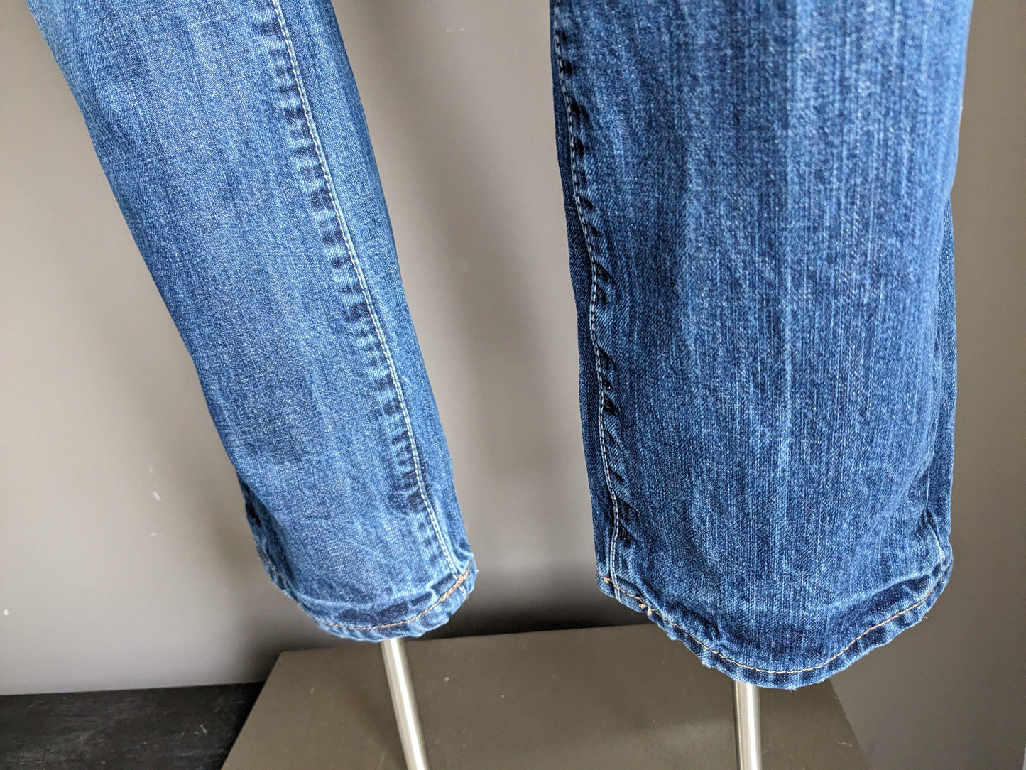 Jeans Tommy Hilfiger. Couleur bleue. Taille W29 - L32. Tapez Rogar. Ajustement régulier.