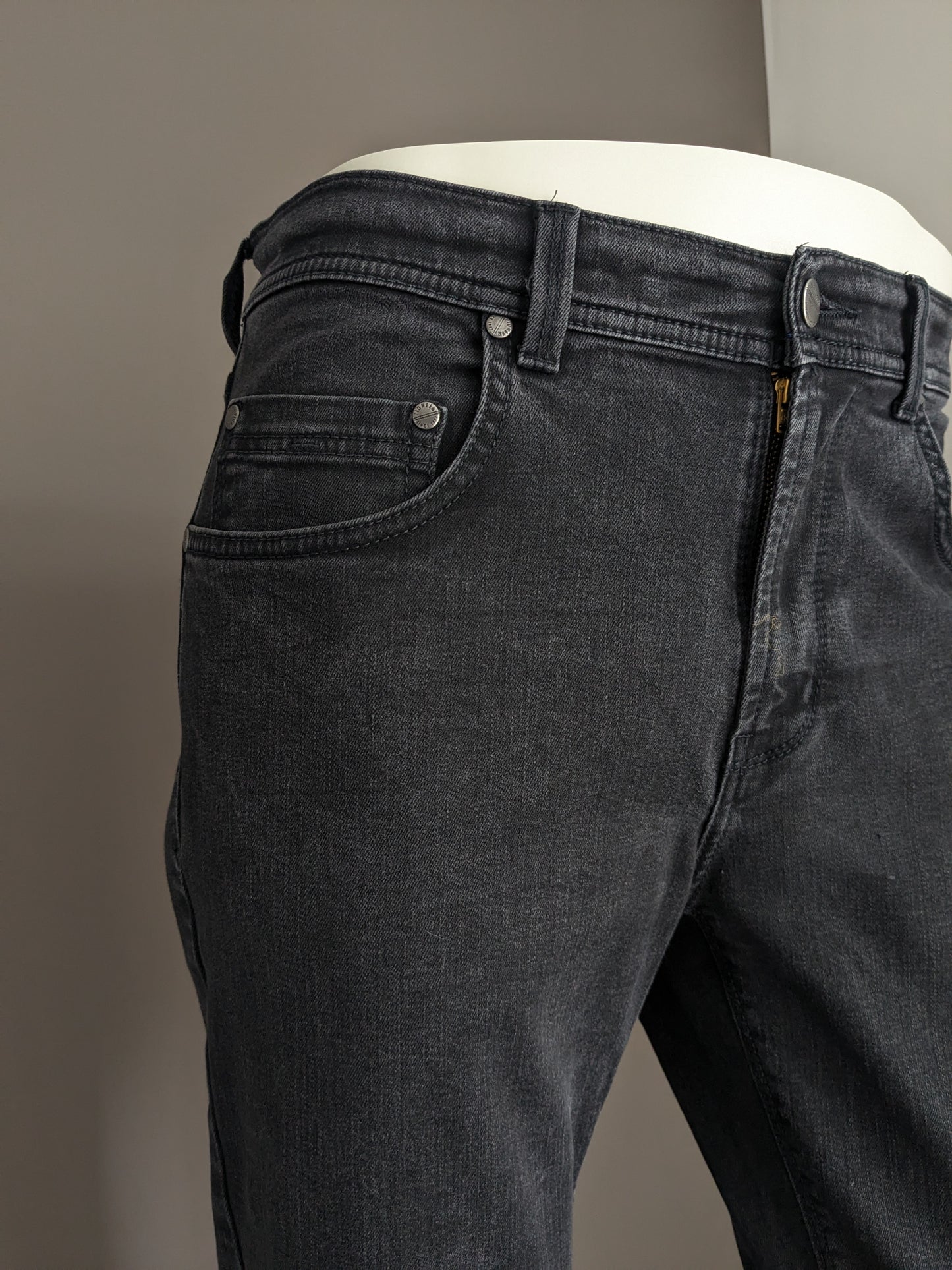 Jeans pioneros. Color negro. Escribe rando. Megaflex. Tamaño W33 - L30. (acortado)