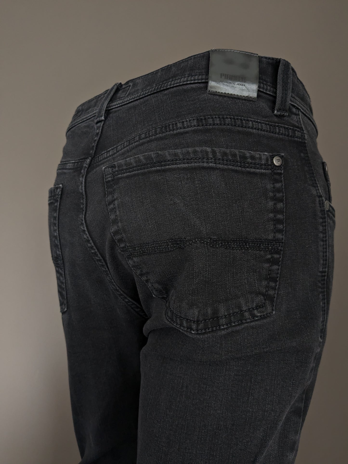 Jeans pioneros. Color negro. Escribe rando. Megaflex. Tamaño W33 - L30. (acortado)