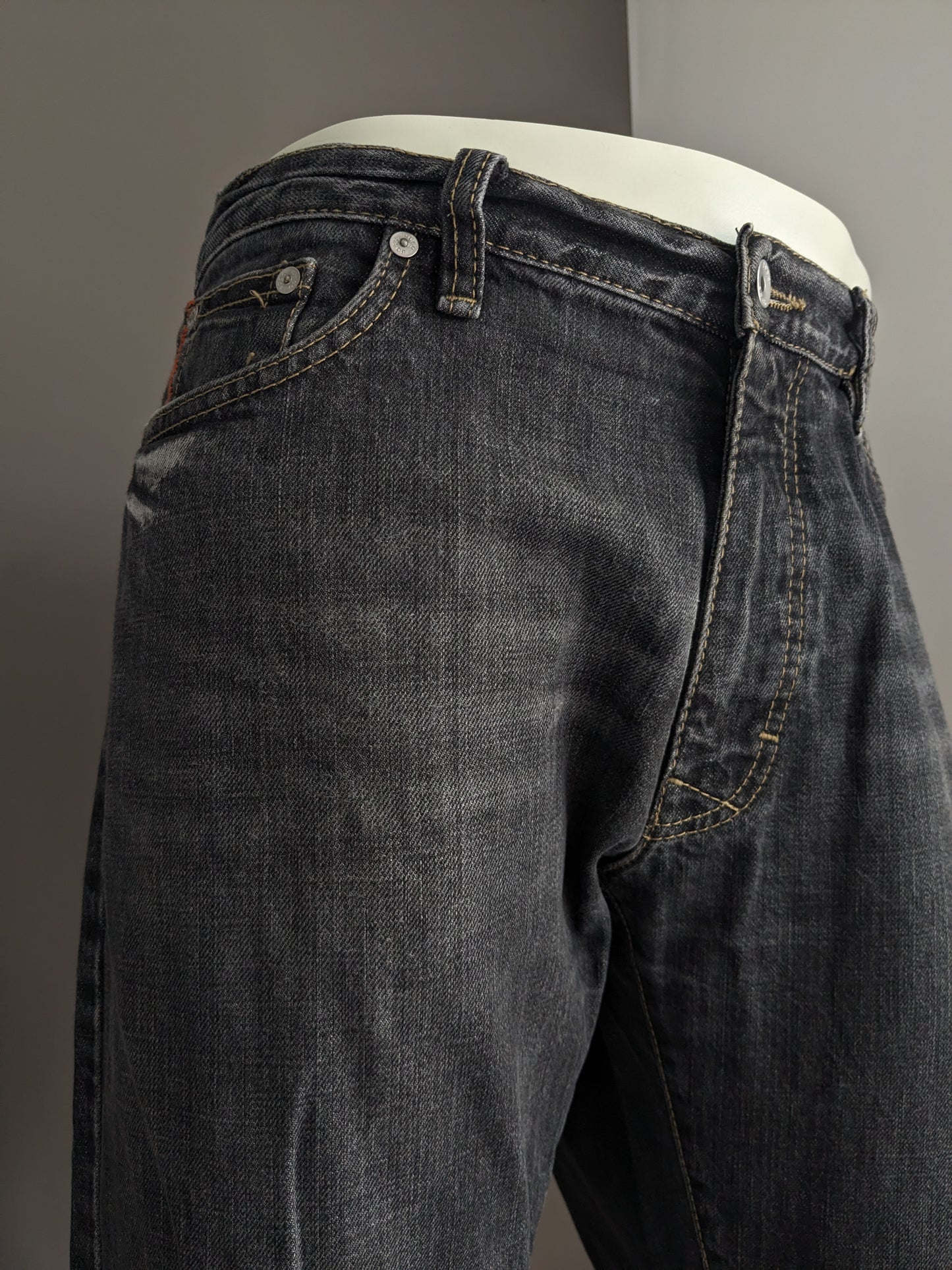 Boss Hugo Boss Jeans. Couleur noire. Taille W38 - L34.