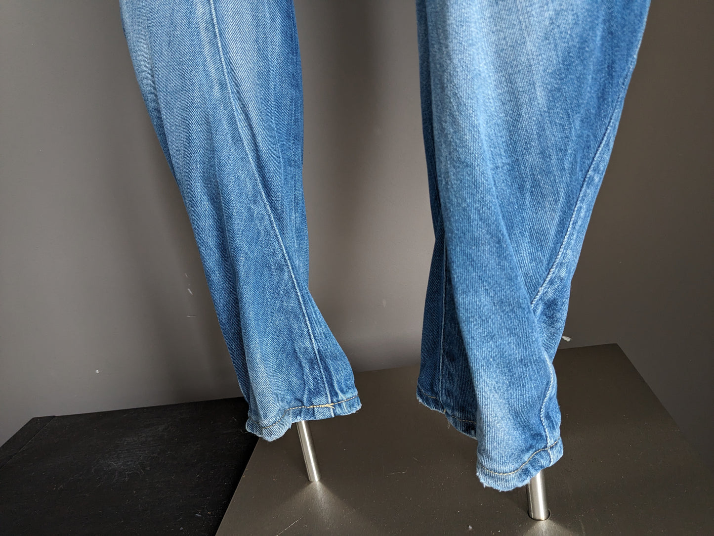 Jeans bruts GSTAR. Couleur bleu clair. Taille W33 - L32.