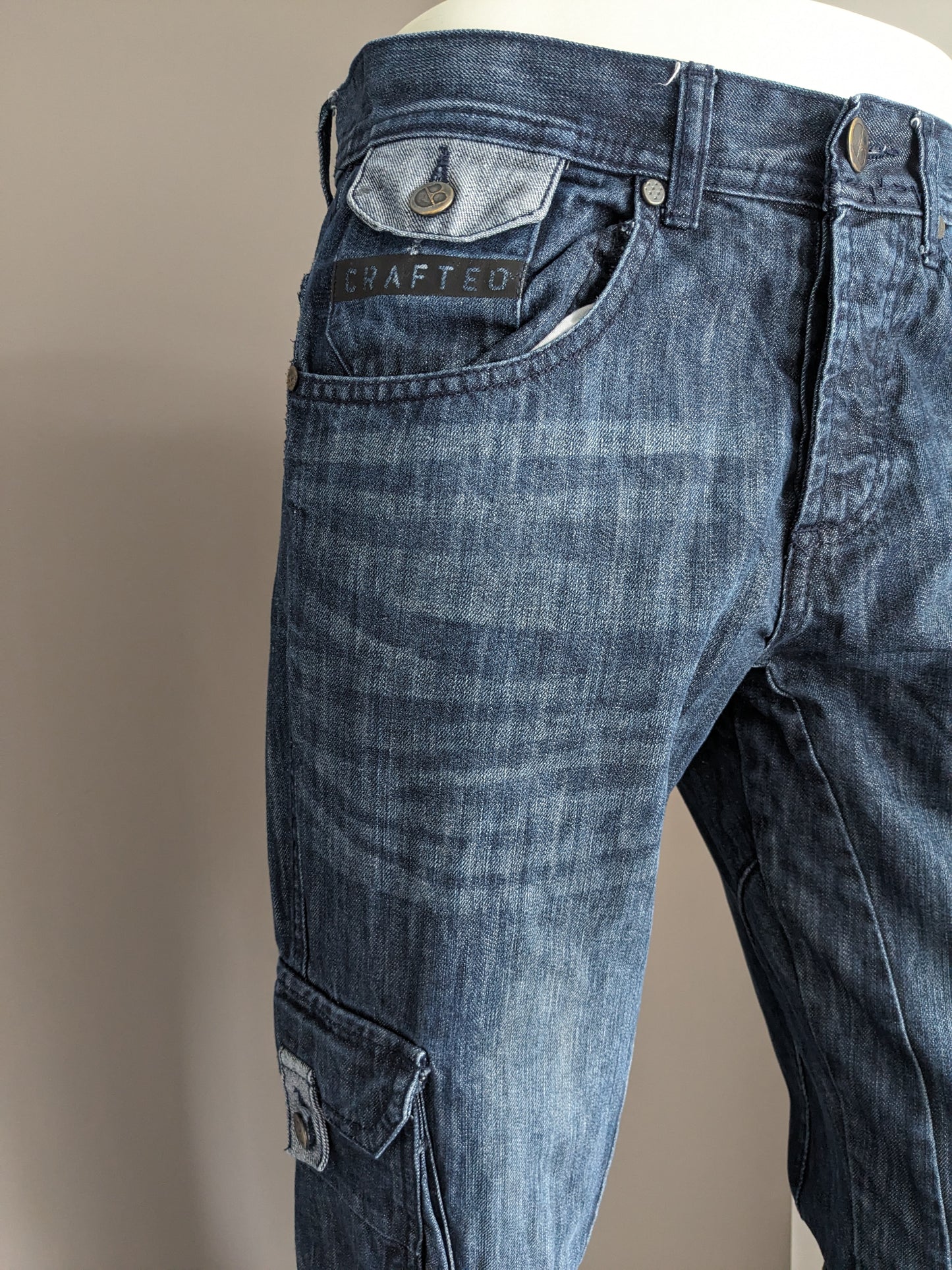 Gearbeitete Jeans. Dunkelblau gefärbt. Größe W32 - L34.