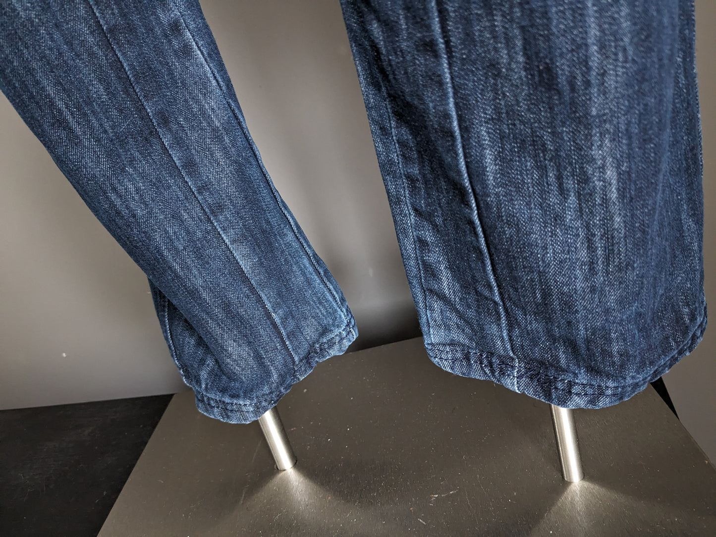 Jeans realizzati. Colorato blu scuro. Taglia W32 - L34.