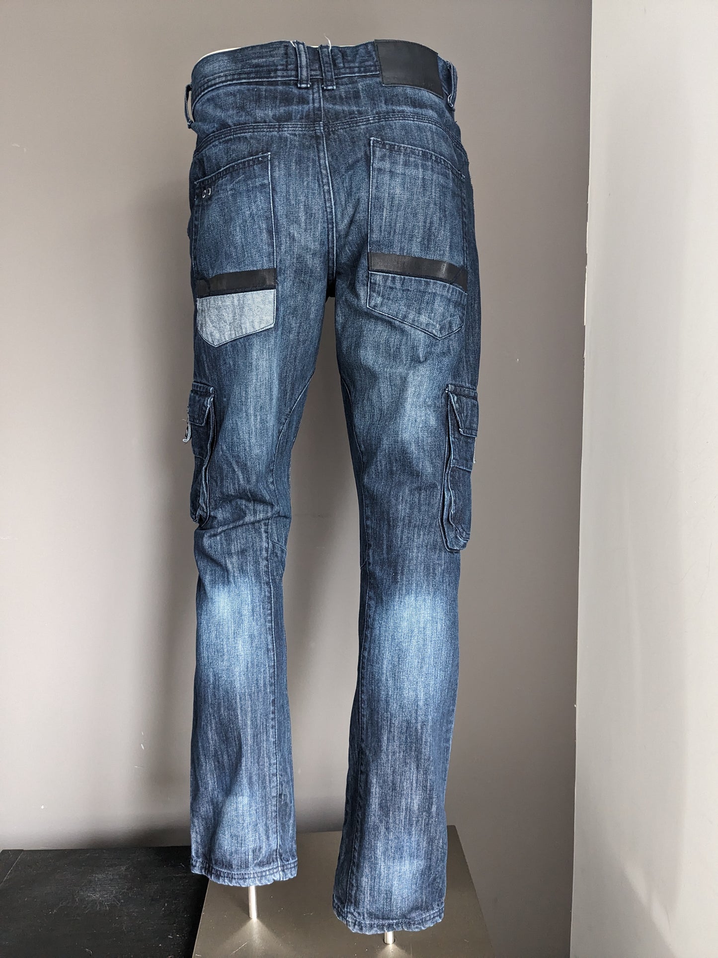 Jeans hechos. Color azul oscuro. Tamaño W32 - L34.