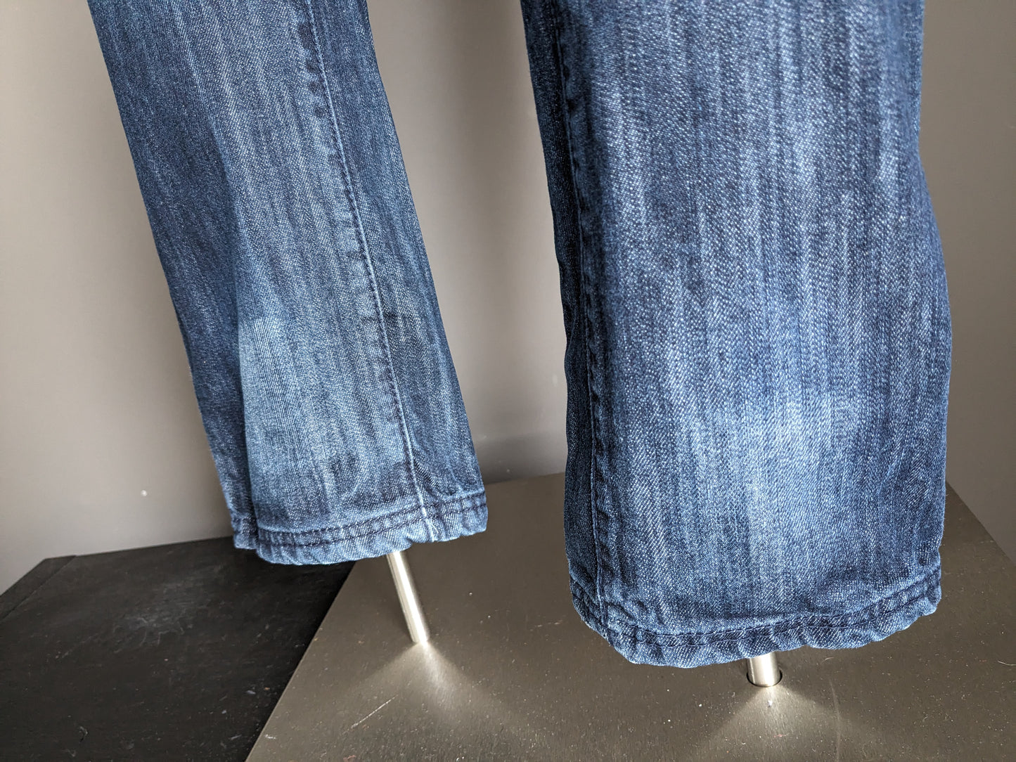 Gearbeitete Jeans. Dunkelblau gefärbt. Größe W32 - L34.