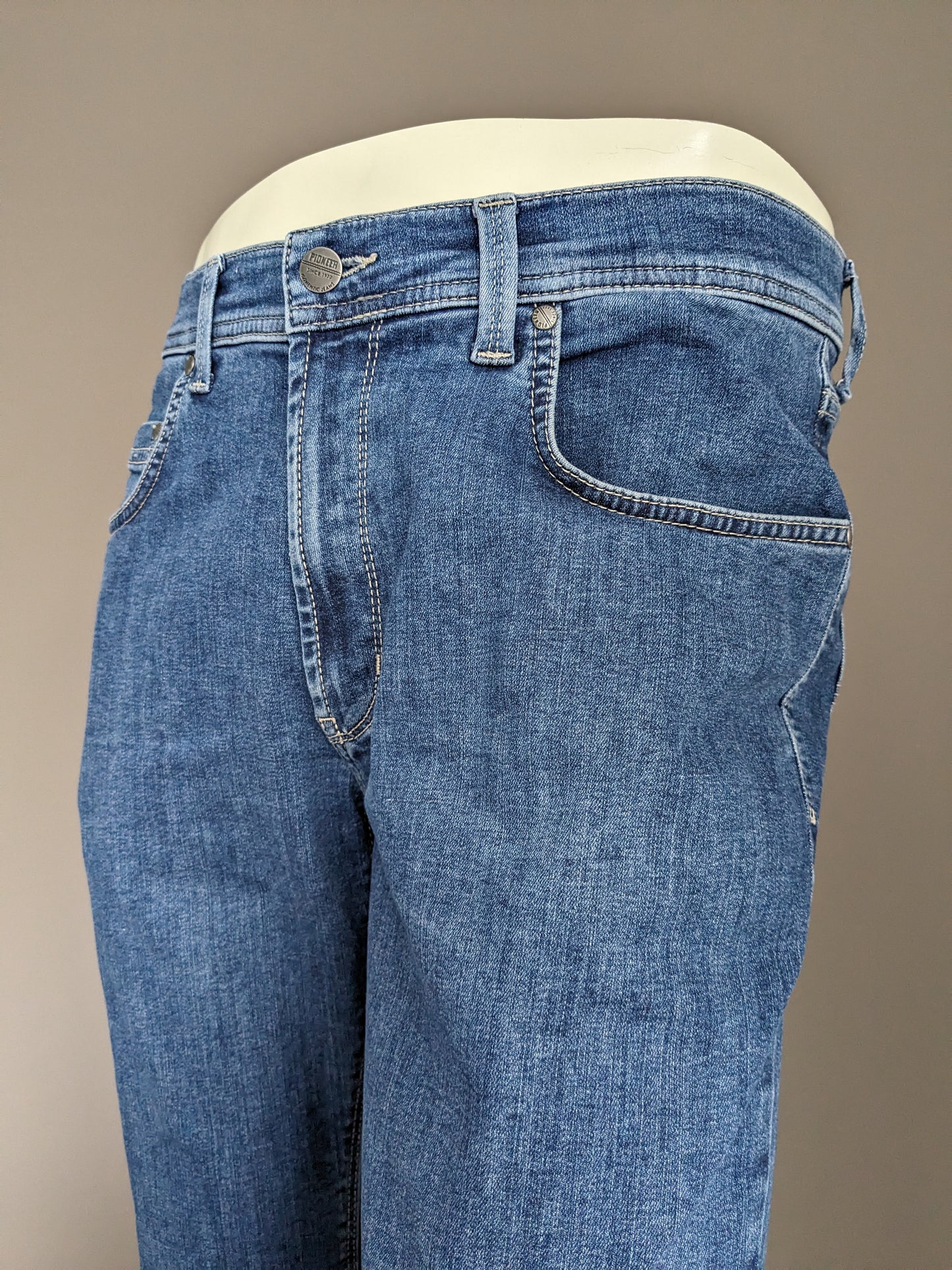 Jeans pioneros. Color azul. Tamaño W33 - L30. Mega Flex. Escribe rando. estirar.