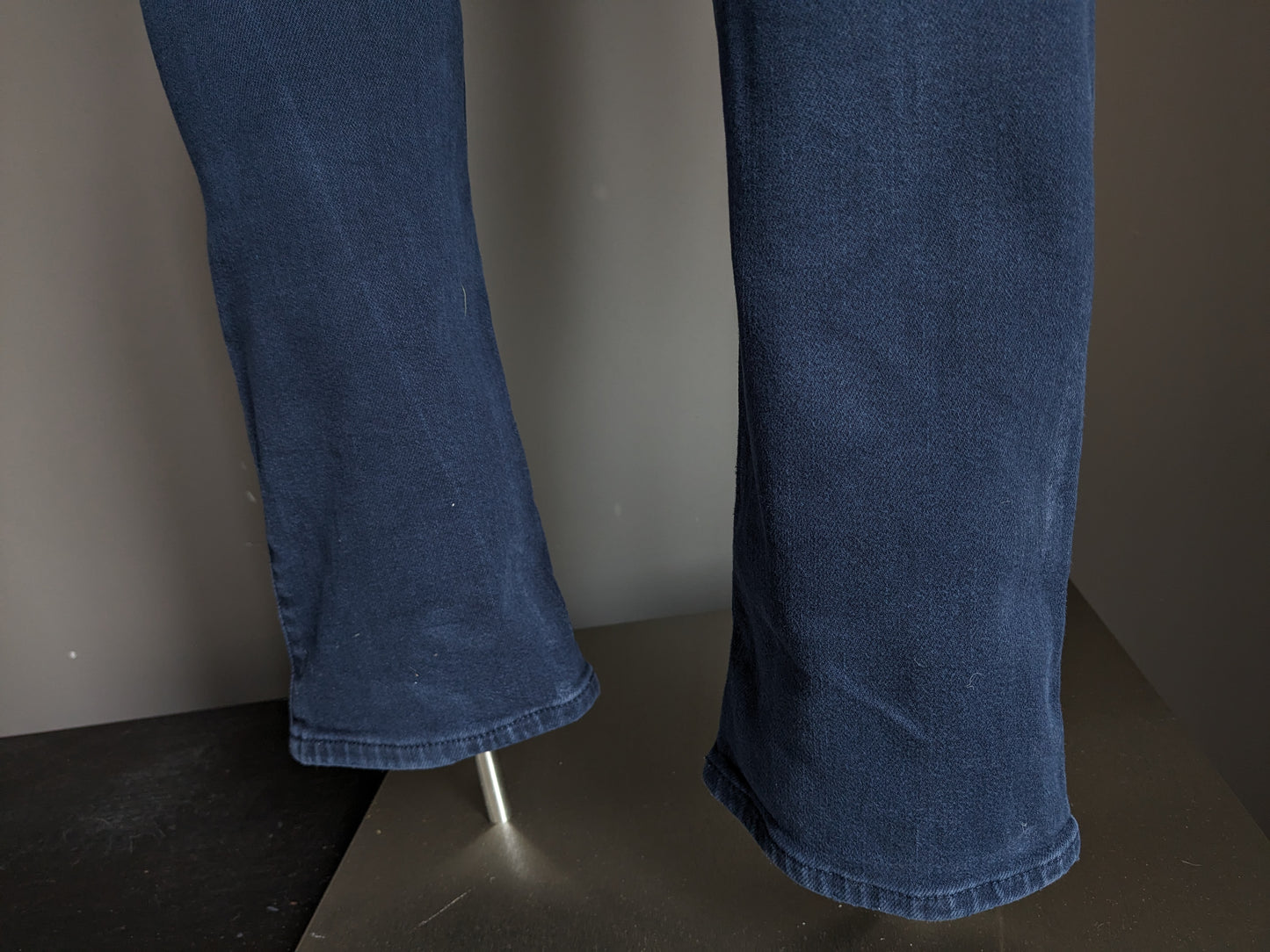 7 Per tutti i jeans umani. Colorato blu scuro. Taglia W33 - L34. stirata.