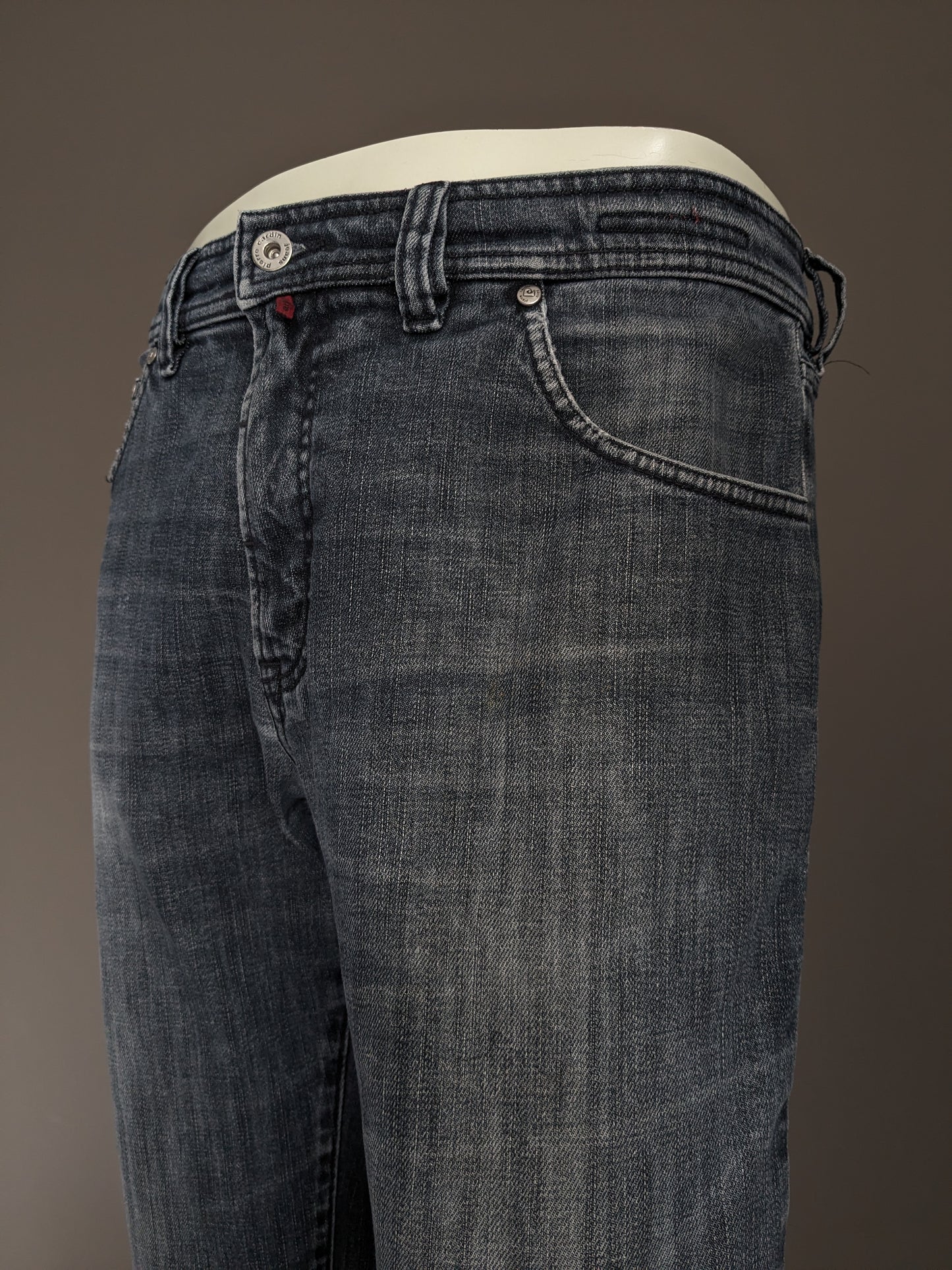 Jeans Pierre Cardin. Couleur gris noir. Taille W33 - L30. Type Mod Deauville.