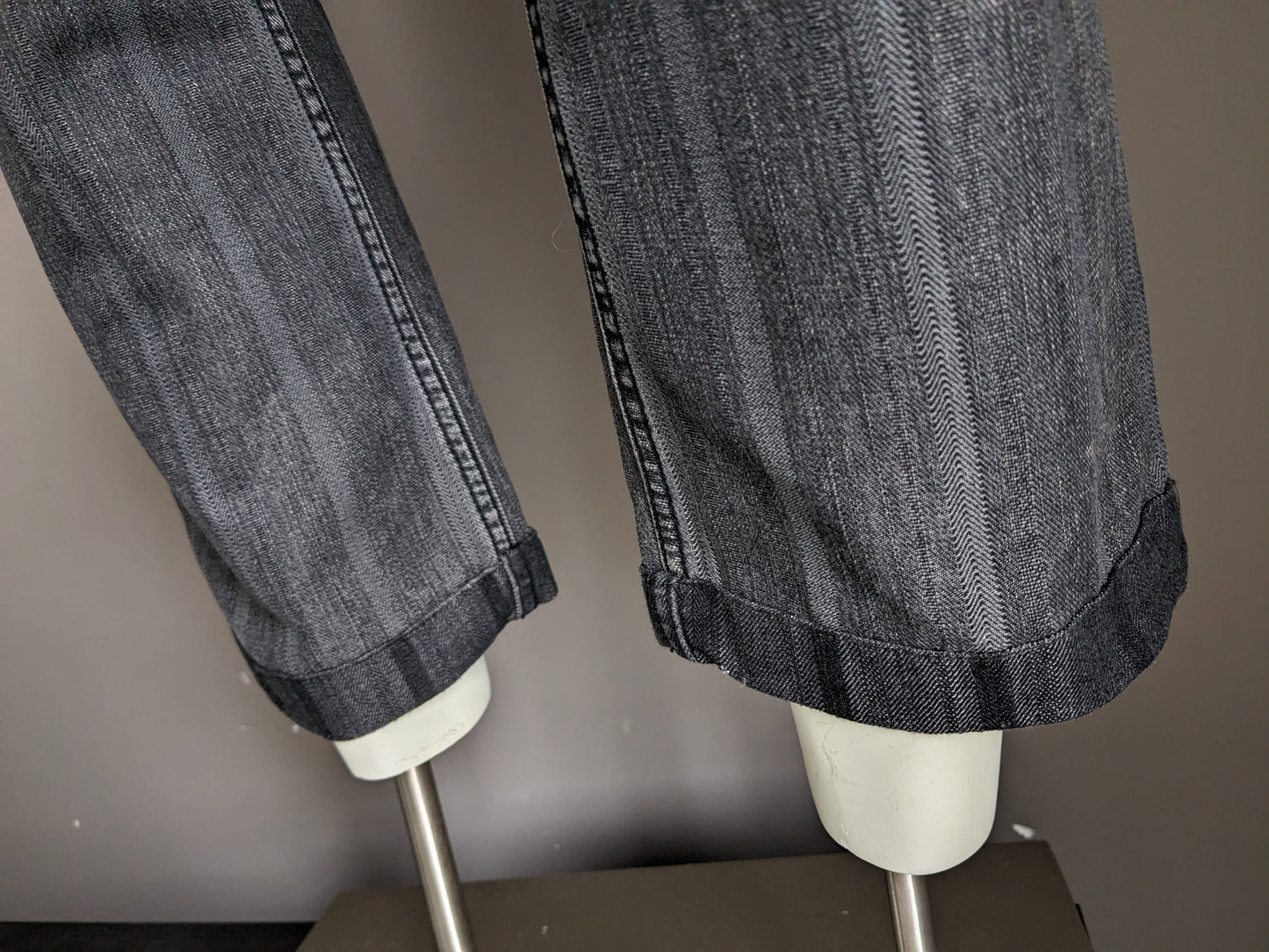 Kult -Edition -Jeans mit Auftragsanwendungen. Grau schwarz gestreift. Größe W32 - L28.