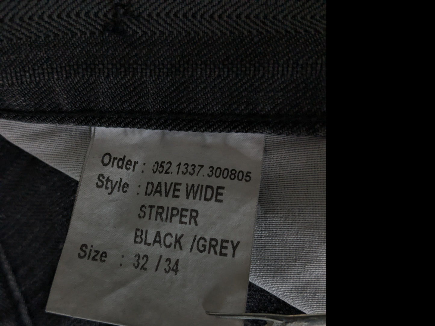 Jeans à édition culte avec applications de bretelles. Black gris rayé. Taille W32 - L28.