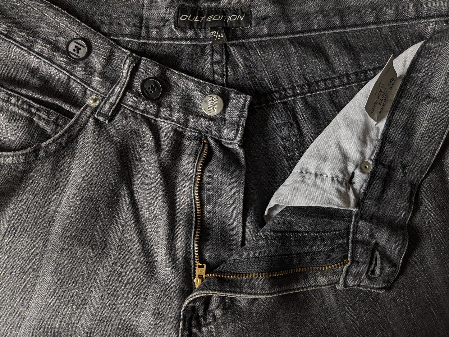 Jeans de edición de culto con aplicaciones de tirantes. Rayas negras grises. Tamaño W32 - L28.