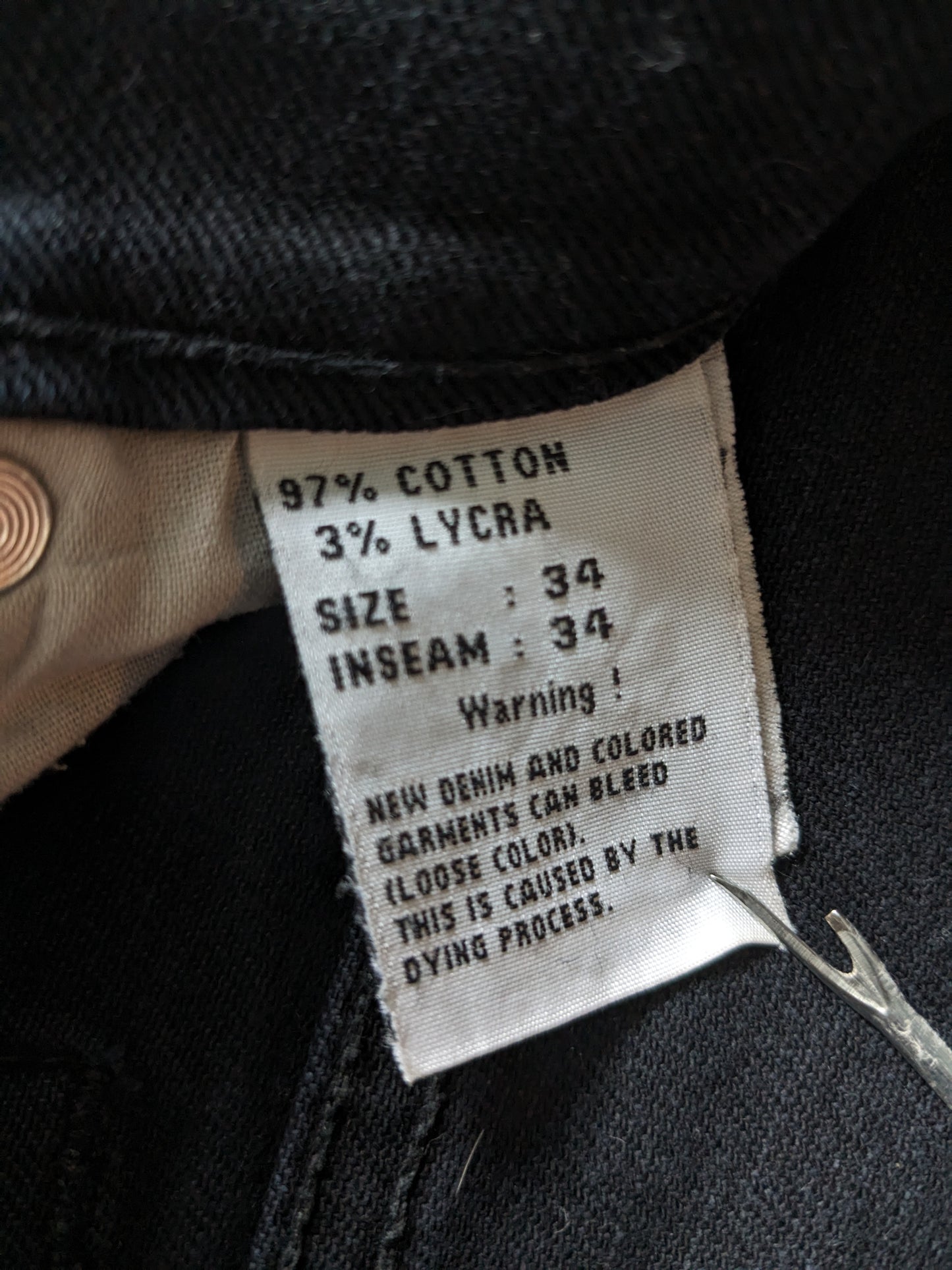 B Basic von Brams Paris Jeans. Schwarz gefärbt. Größe W34 - L34. Komfort fit. strecken.