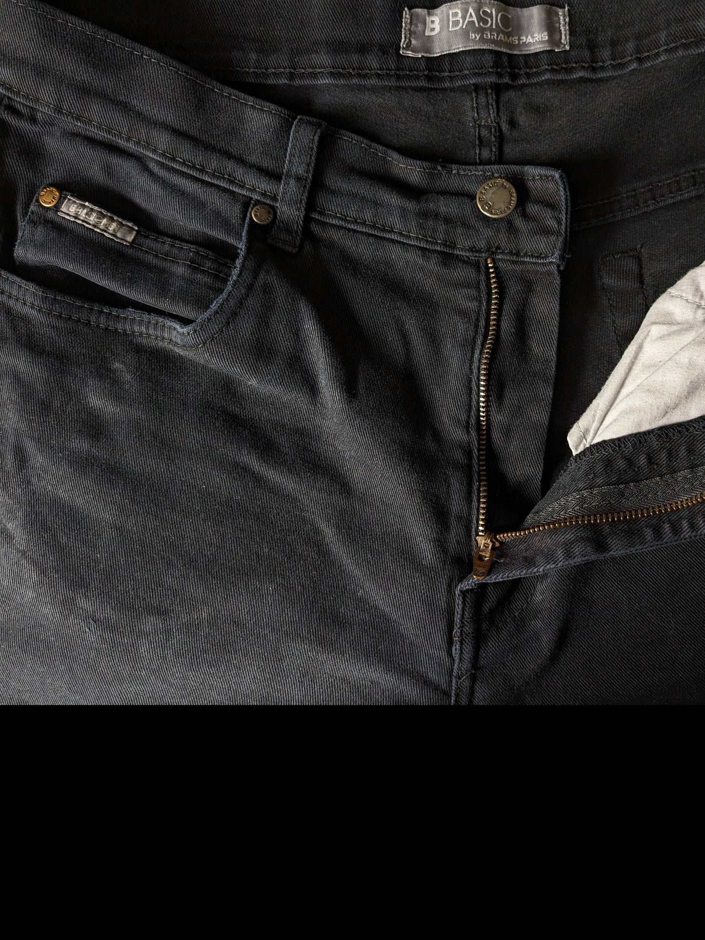 B Basic von Brams Paris Jeans. Schwarz gefärbt. Größe W34 - L34. Komfort fit. strecken.