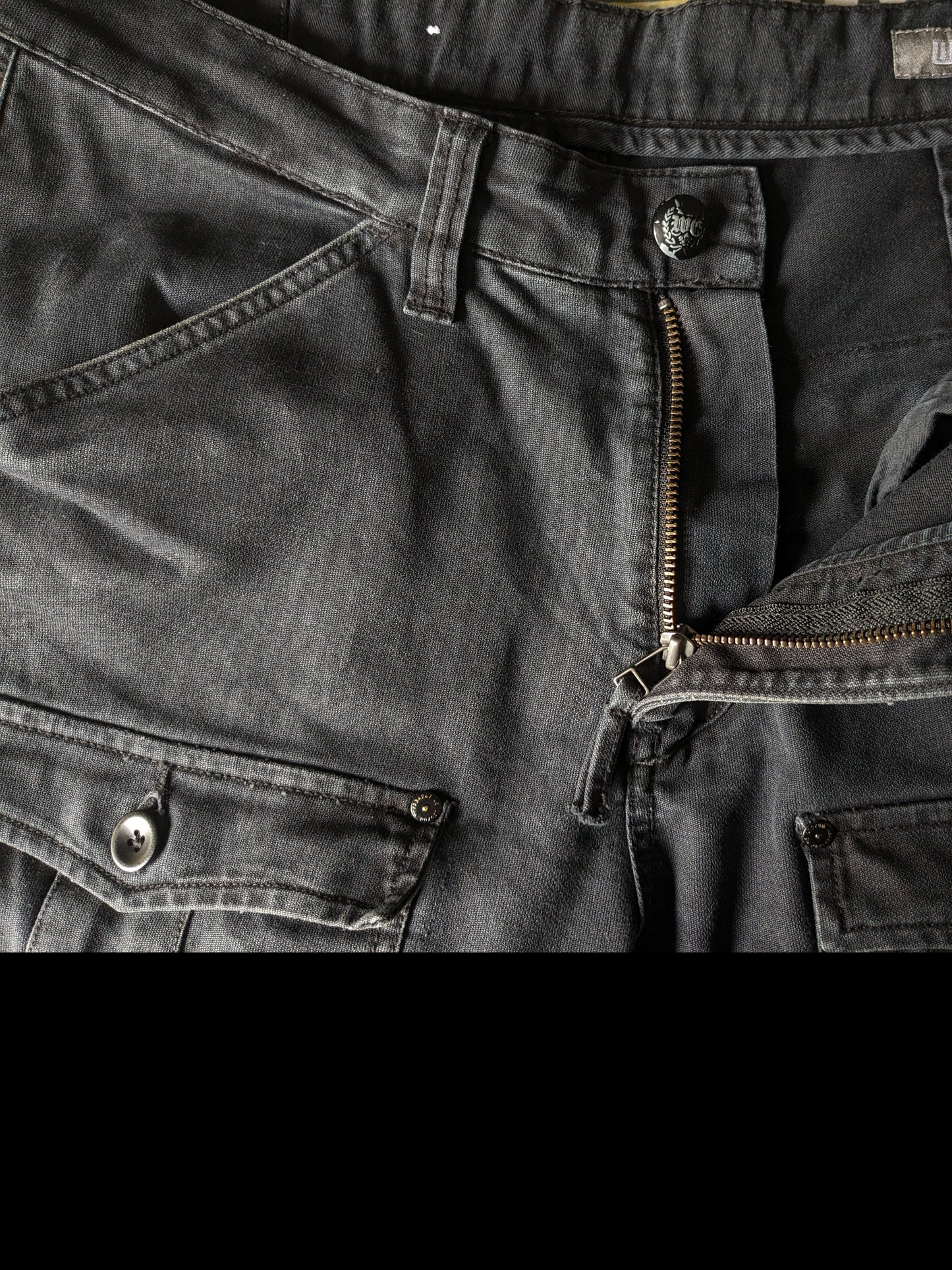 Nous façonnons des pantalons avec des sacs. Couleur noire. Taille W34 - L28.