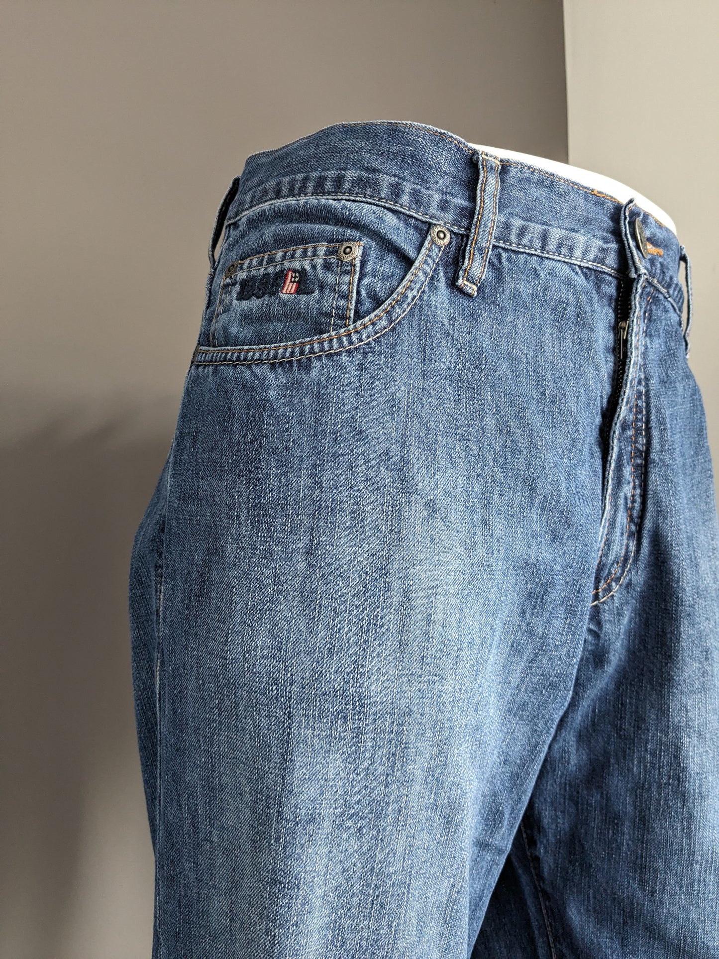 Flusswälder Jeans. Blau gefärbt. Größe W38 - L34.