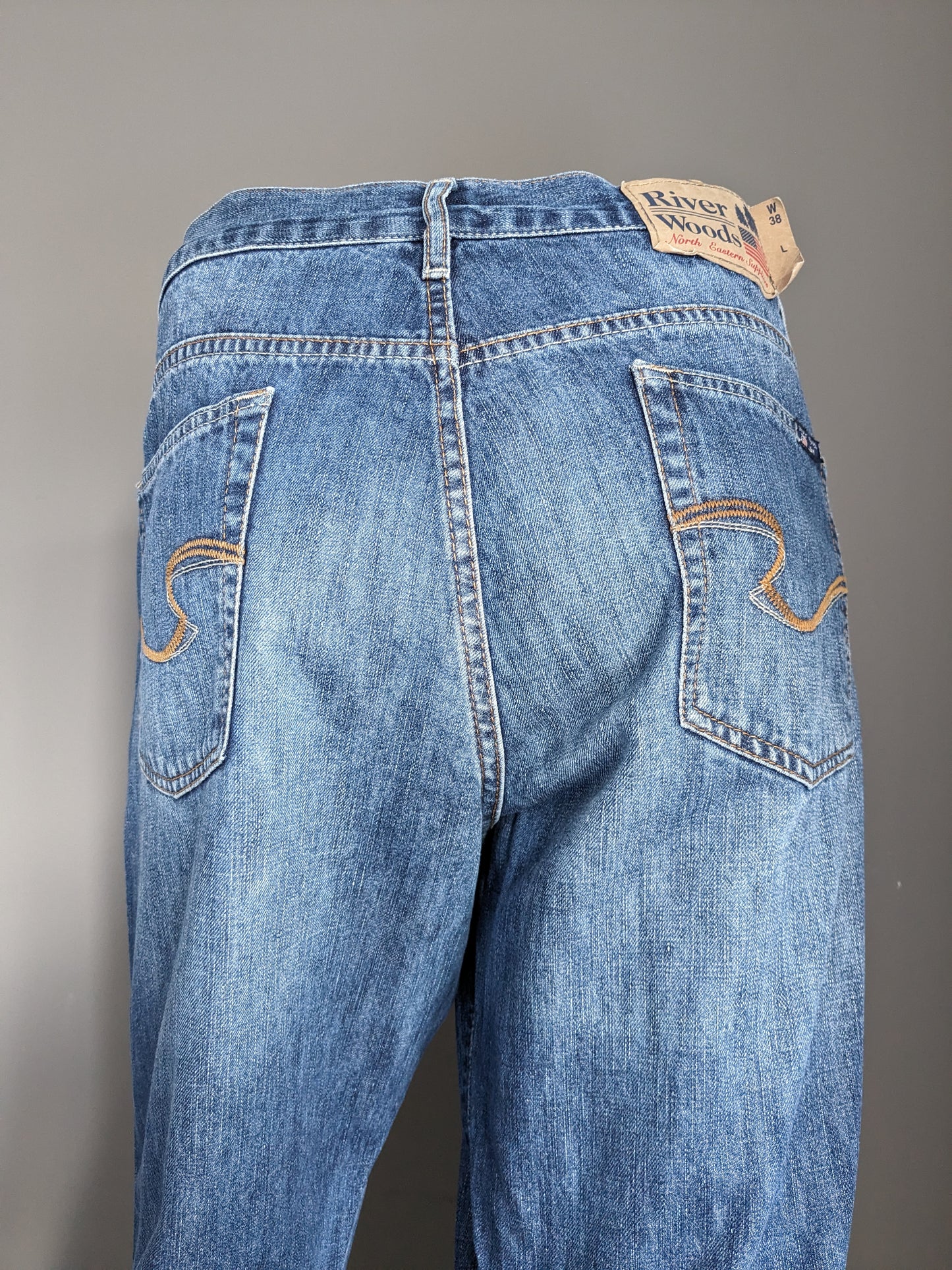 Flusswälder Jeans. Blau gefärbt. Größe W38 - L34.