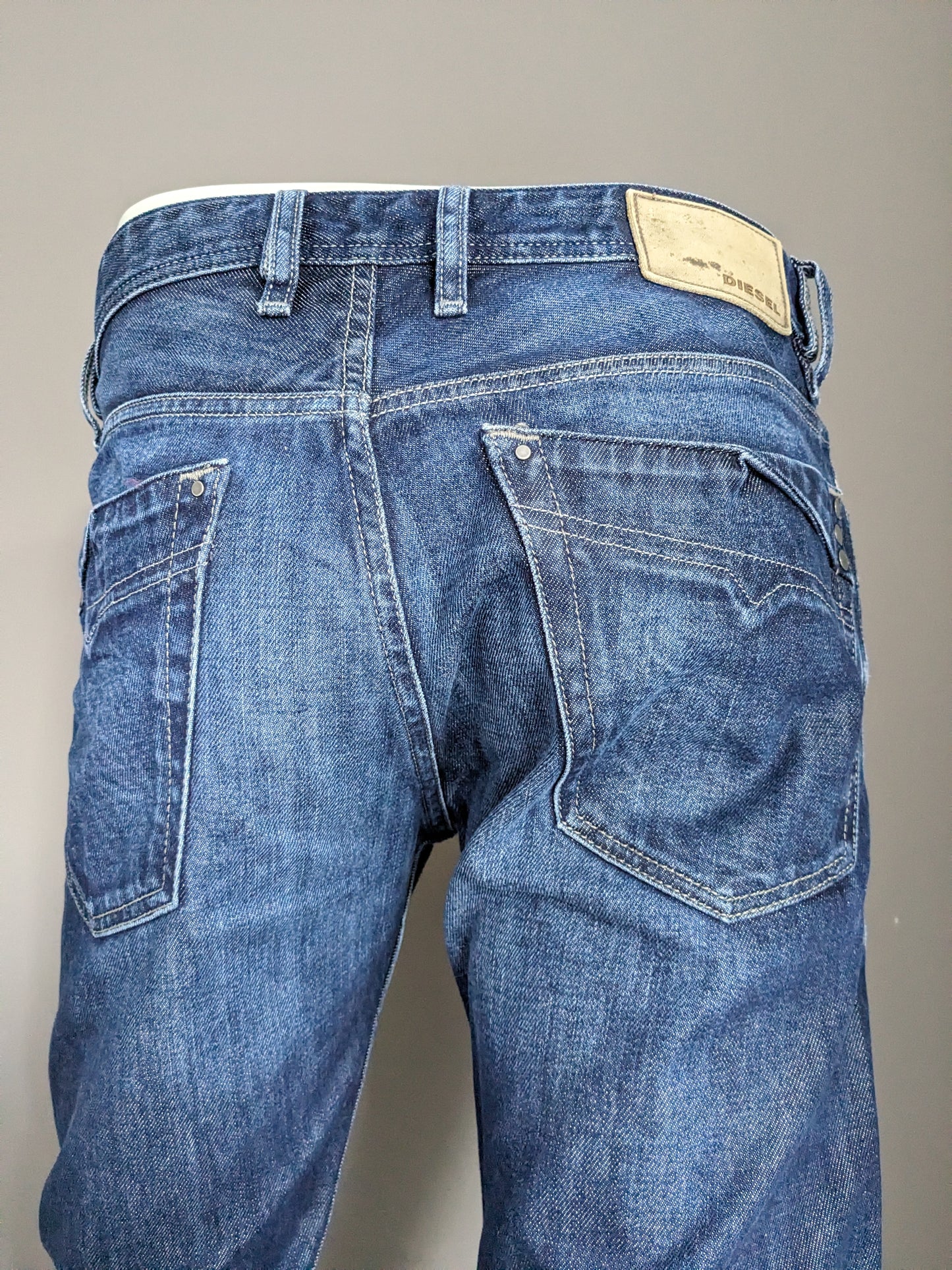 Jeans diesel. Color azul oscuro. Tamaño W31 - L32. Tipo "Mennit".
