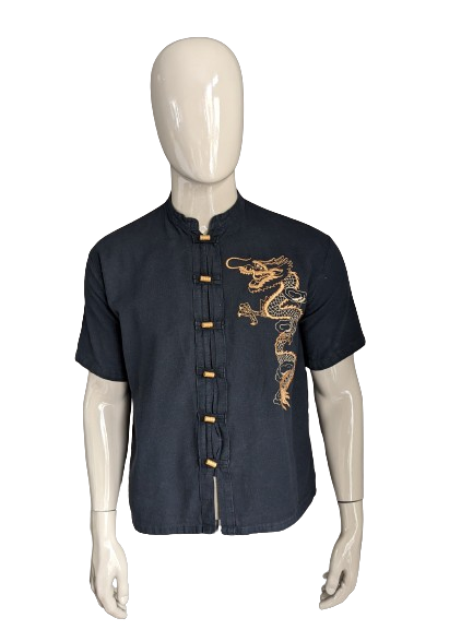 Vintage Razia overhemd korte mouw met mao / farmer / opstaande kraag. Zwart met geborduurde draak. Maat L.