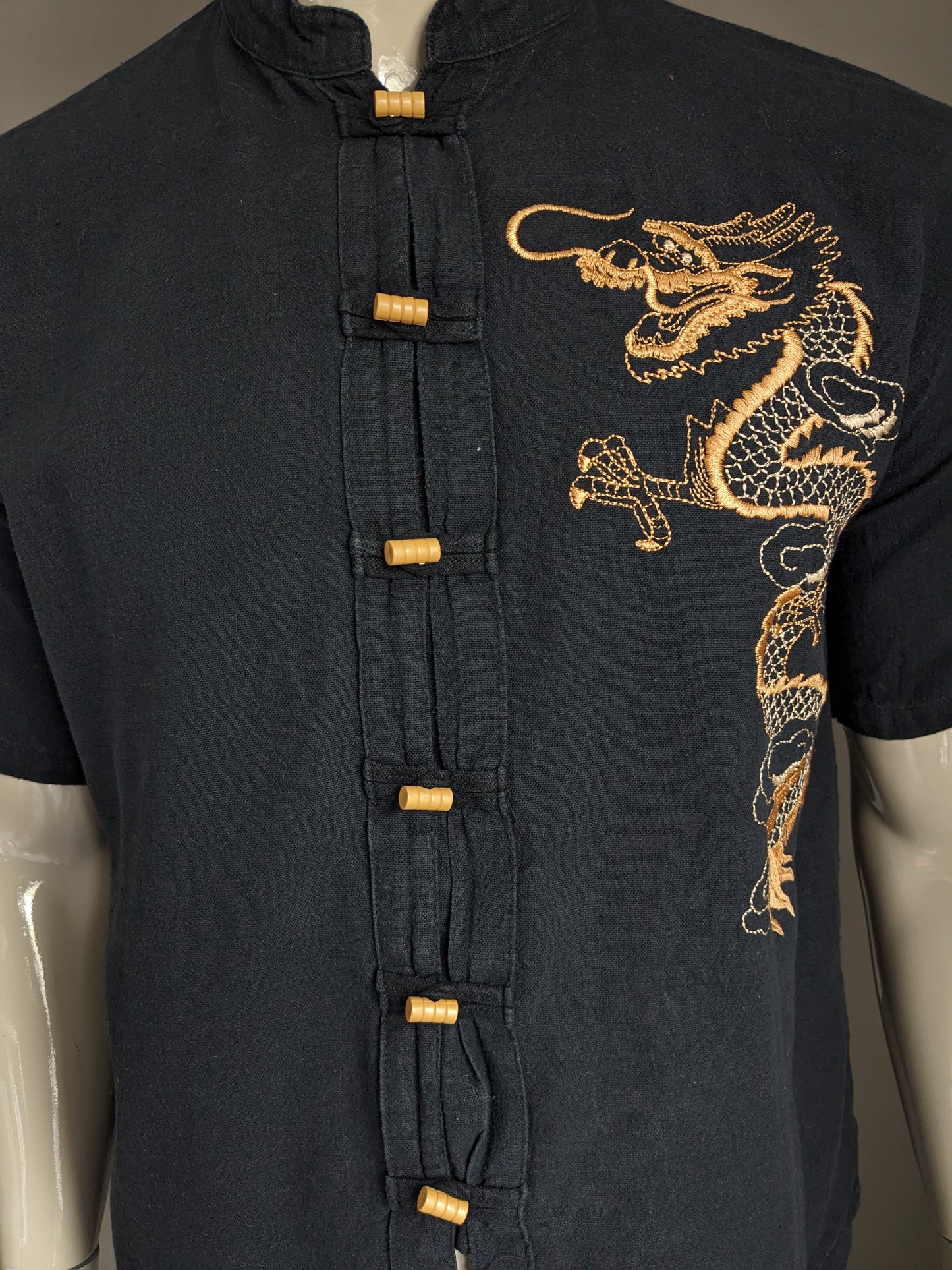 Sleeve corta con camicia Razia vintage con MAO / agricoltore / colletto rialzato. Nero con drago ricamato. Taglia L.