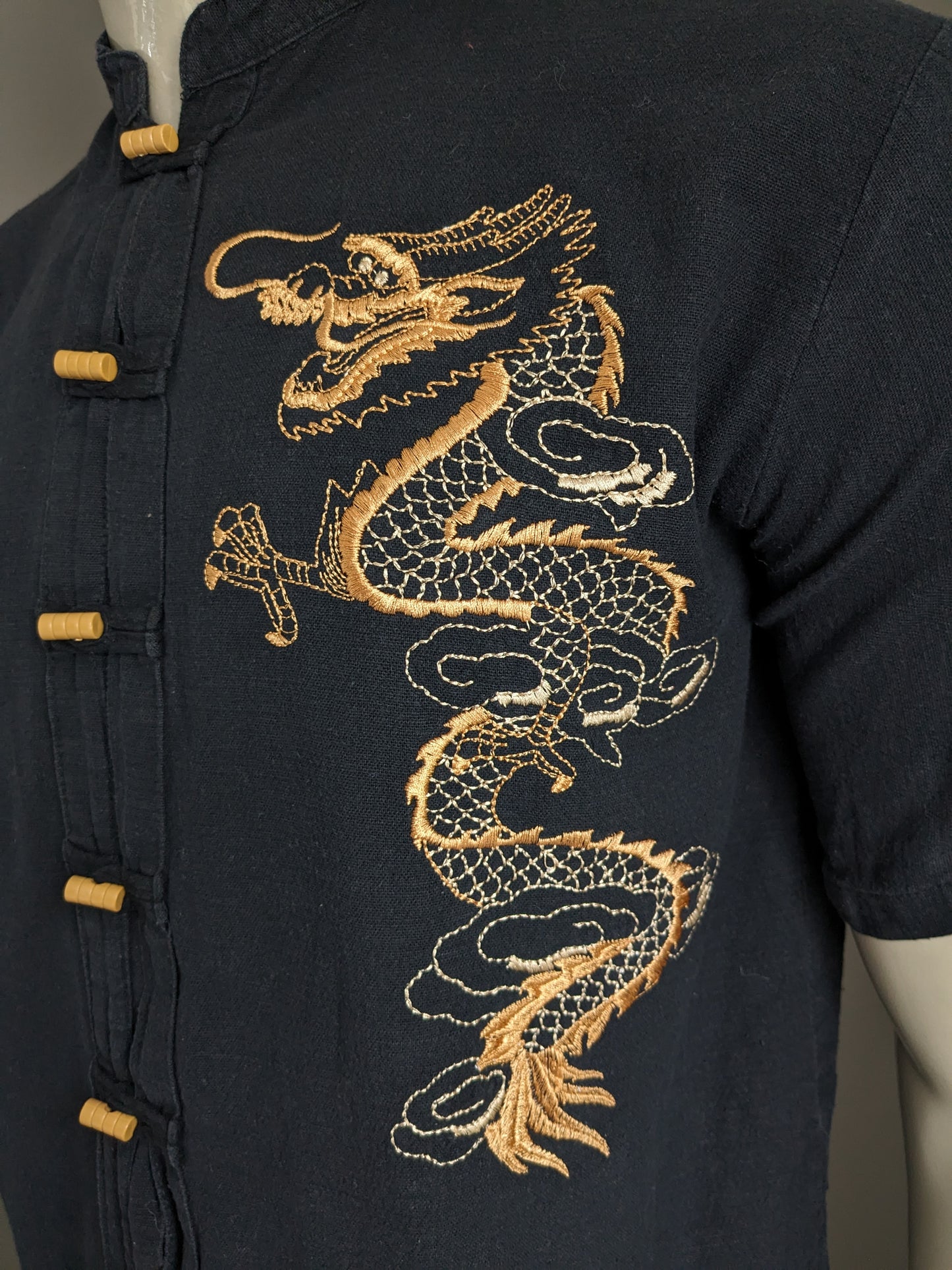 Vintage Razia overhemd korte mouw met mao / farmer / opstaande kraag. Zwart met geborduurde draak. Maat L.
