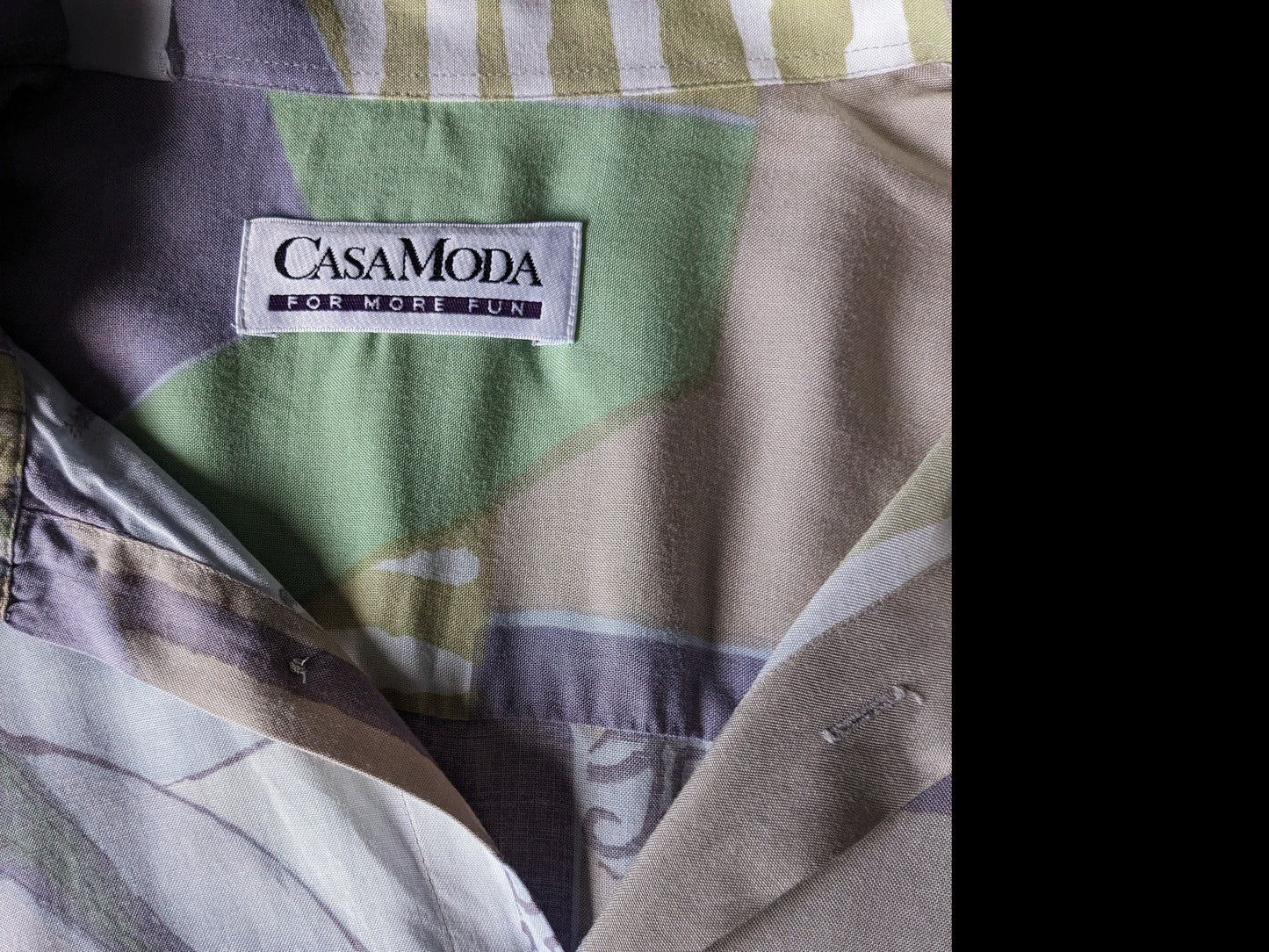 Camisa Vintage Casa Moda manga corta. Impresión amarilla verde púrpura. Tamaño 2xl / xxl.