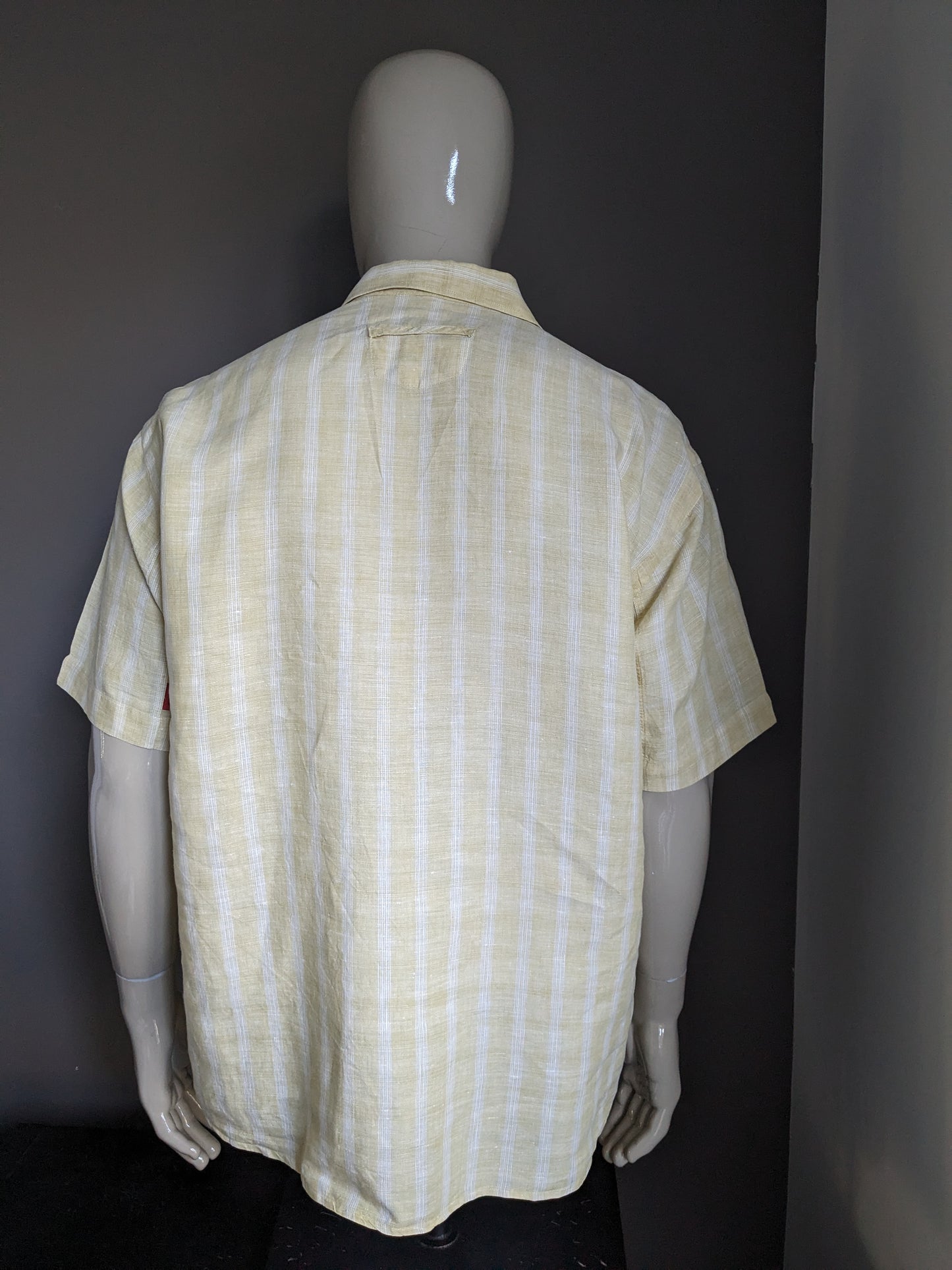 Vintage -Leinen Signum Shirt Kurzärmel. Größere Knöpfe. Weiß gelber karierte. Größe L / XL.