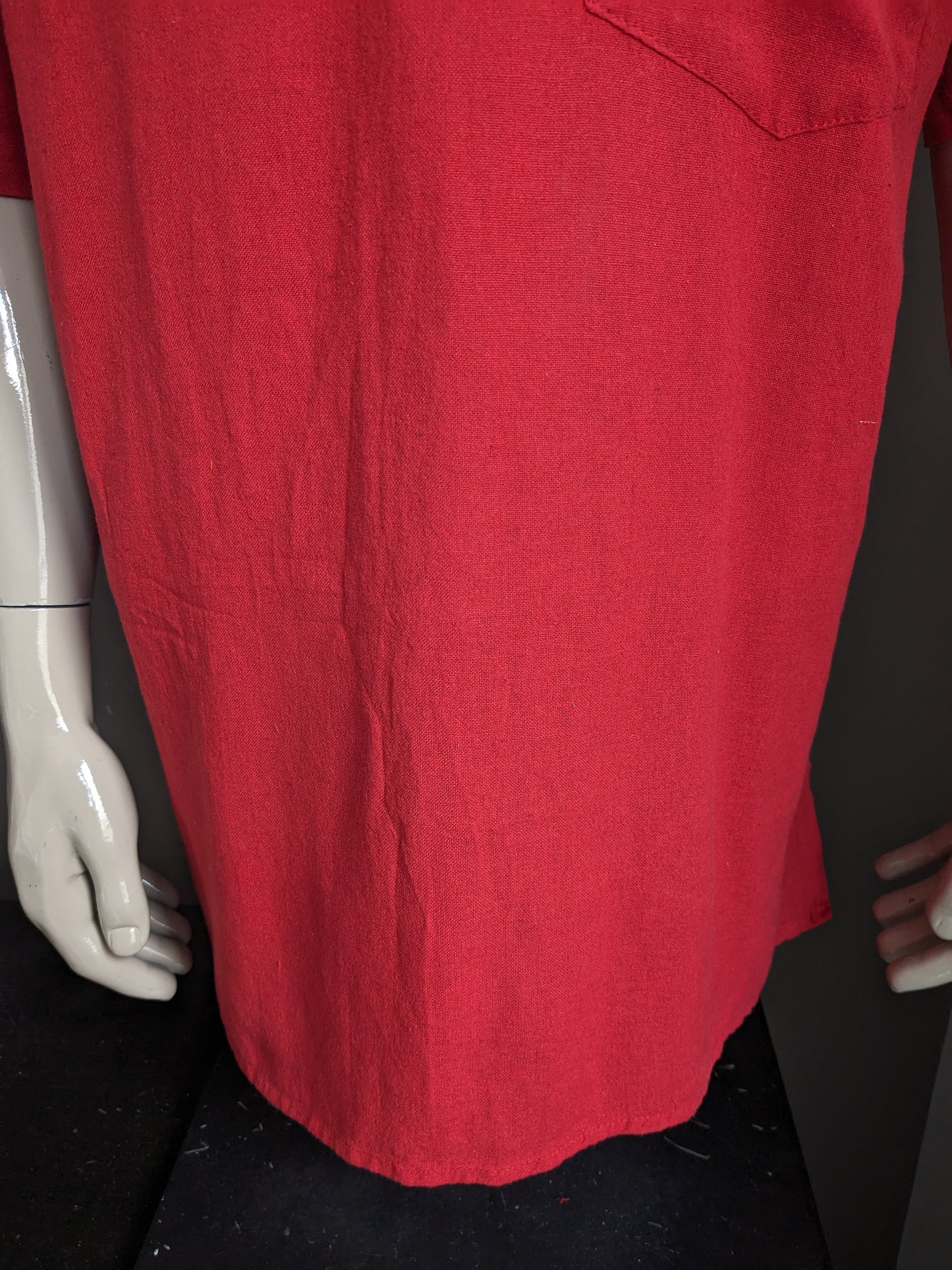 Vintage Couleurs du Monde shirt met mao / farmer / opstaande kraag en 1 zak. Rood gekleurd. Maat 2XL / XXL.