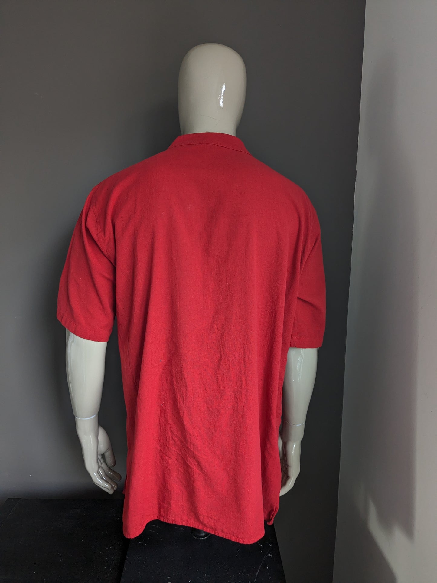 Vintage Couleurs du Monde shirt met mao / farmer / opstaande kraag en 1 zak. Rood gekleurd. Maat 2XL / XXL.