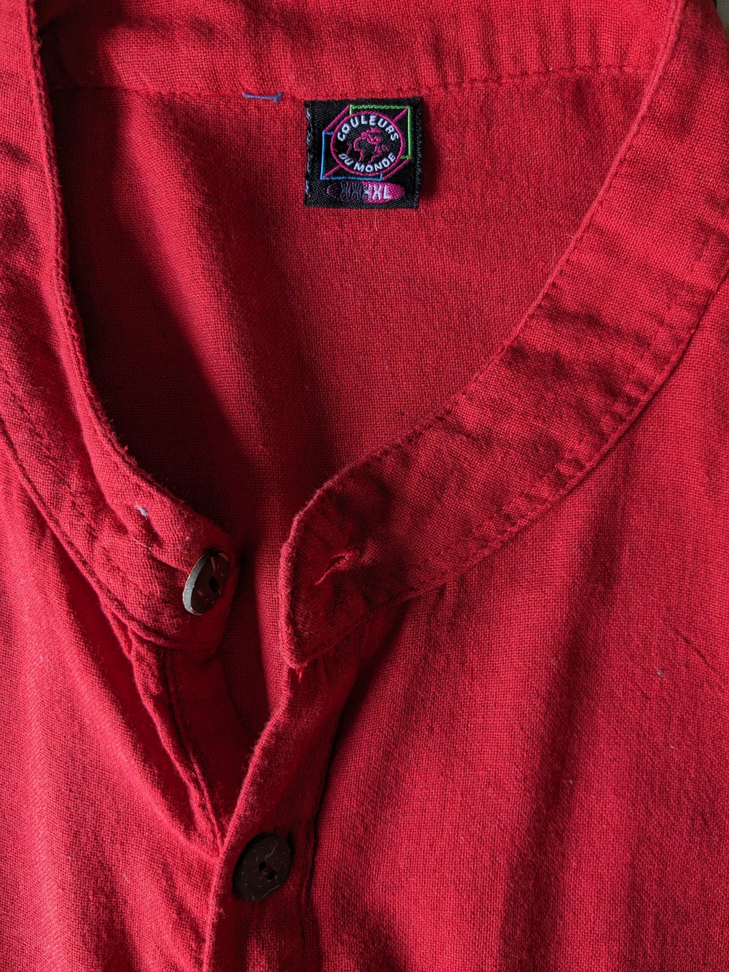 Vintage Couleurs du Monde Shirt with Mao / Farmer / Standing Collar and 1 Bag. Colored red. Size 2XL / XXL.