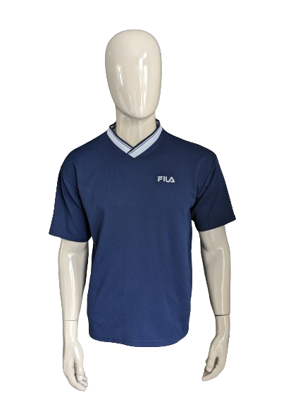 Vintage Fila shirt met V-Hals. Donker Blauw gekleurd. Maat L.