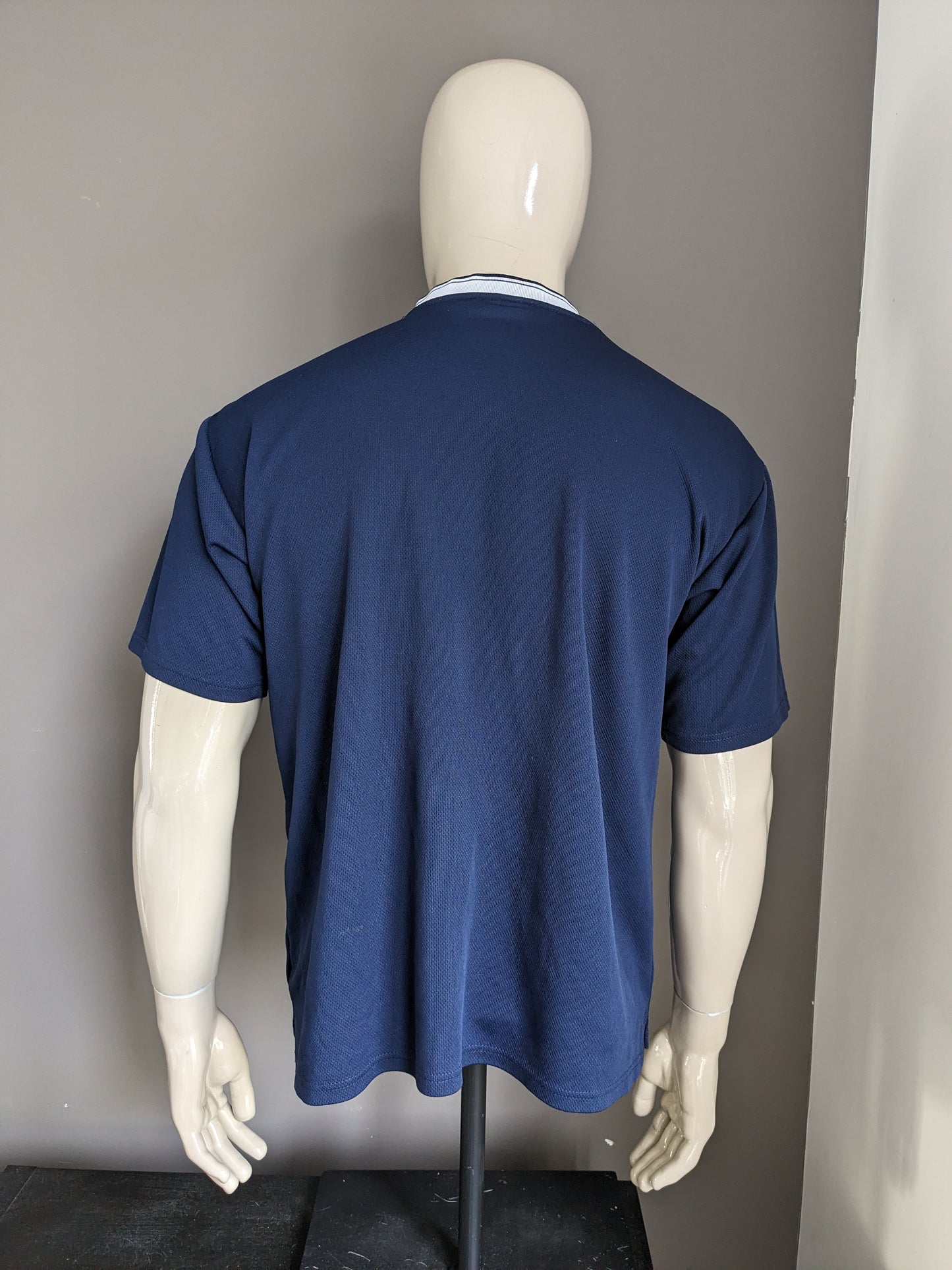 Vintage Fila-Shirt mit V-Ausschnitt. Dunkelblau gefärbt. Größe L.