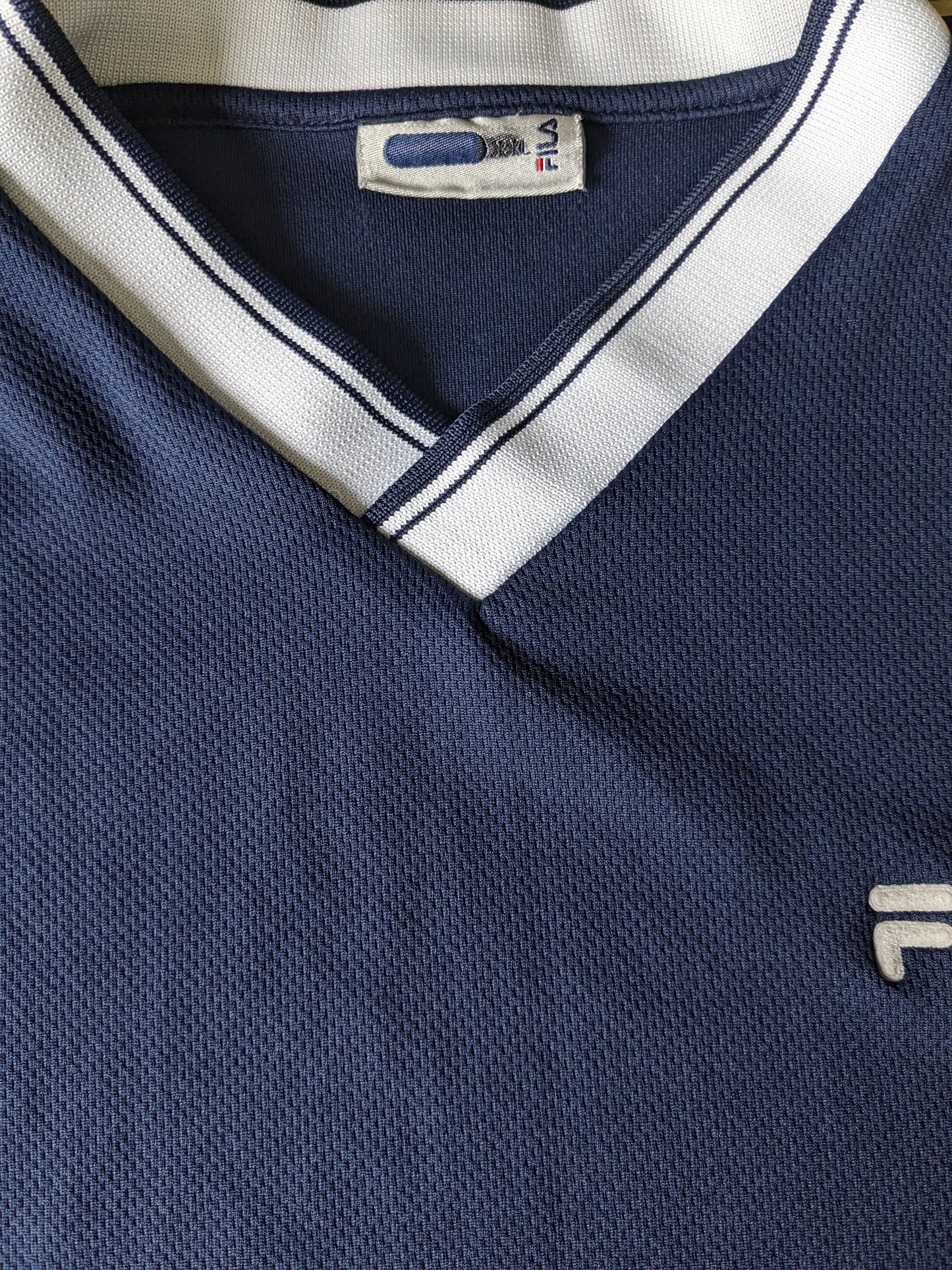 Vintage Fila shirt met V-Hals. Donker Blauw gekleurd. Maat L.