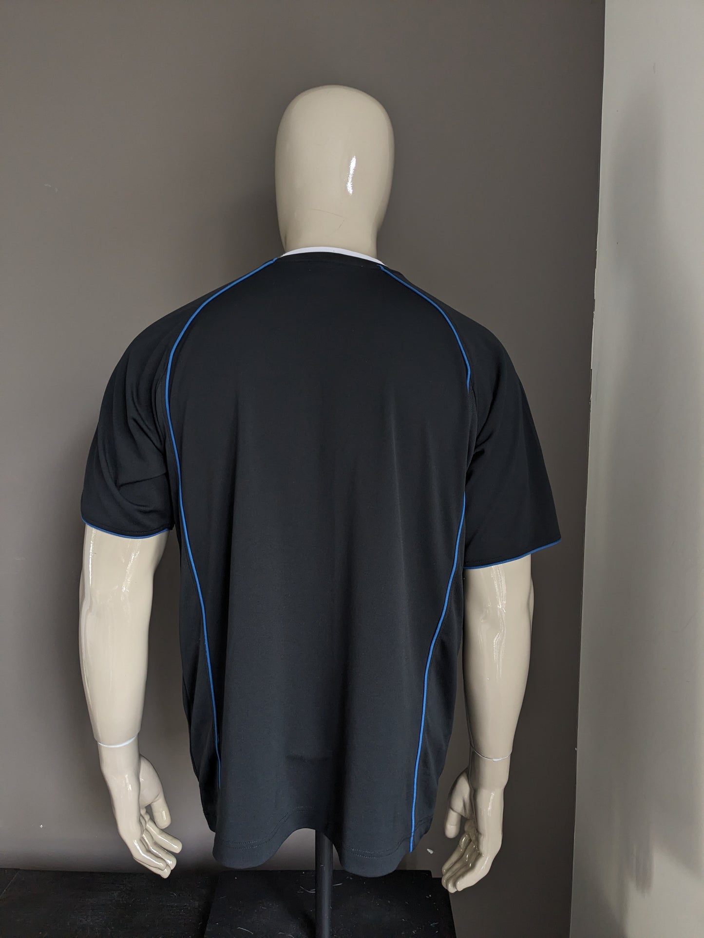 Vintage Kappa sport shirt met V-Hals. Zwart gekleurd. Maat M / L.