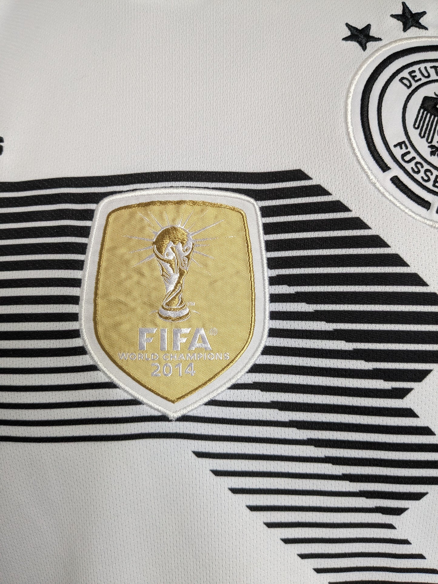 Adidas Deutscher Fussball -Bund -Hemd. Weiß schwarz gefärbt. FIFA 2014. Größe M.