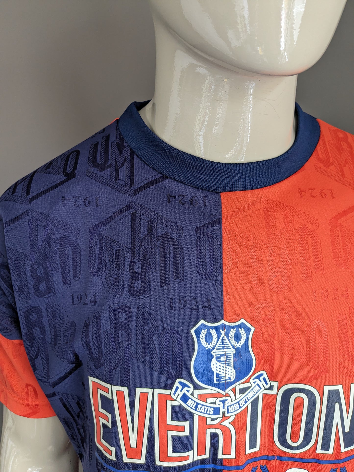 Vintage Umbro Everton sport shirt. Blauw Oranje gekleurd motief. Maat (S) / L.