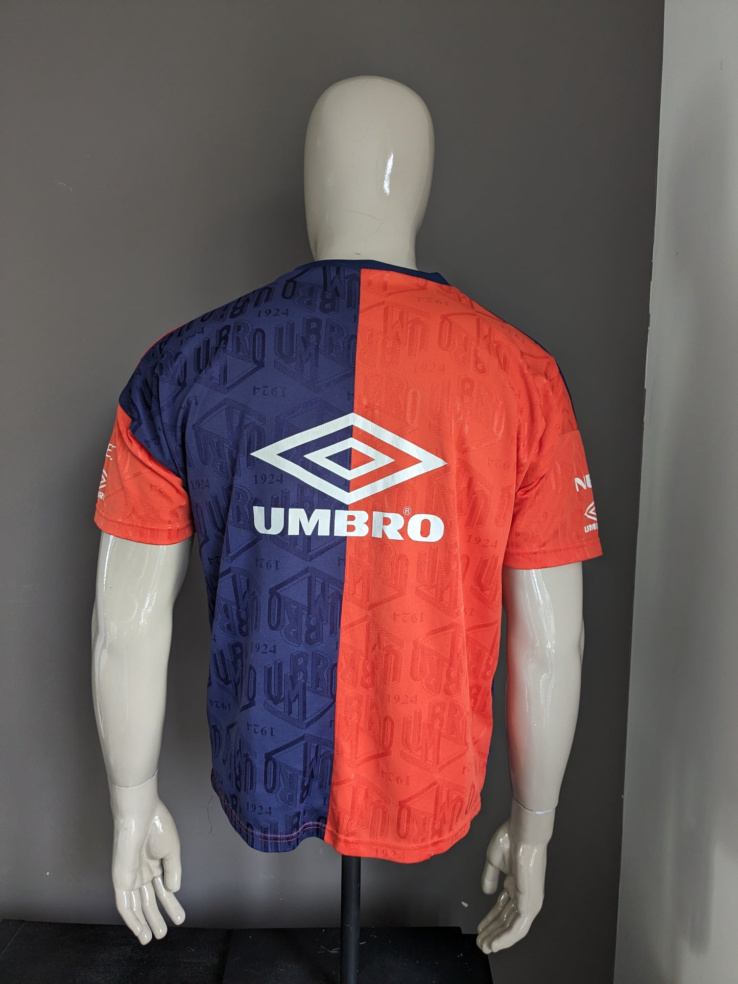 Vintage Umbro Everton sport shirt. Blauw Oranje gekleurd motief. Maat (S) / L.
